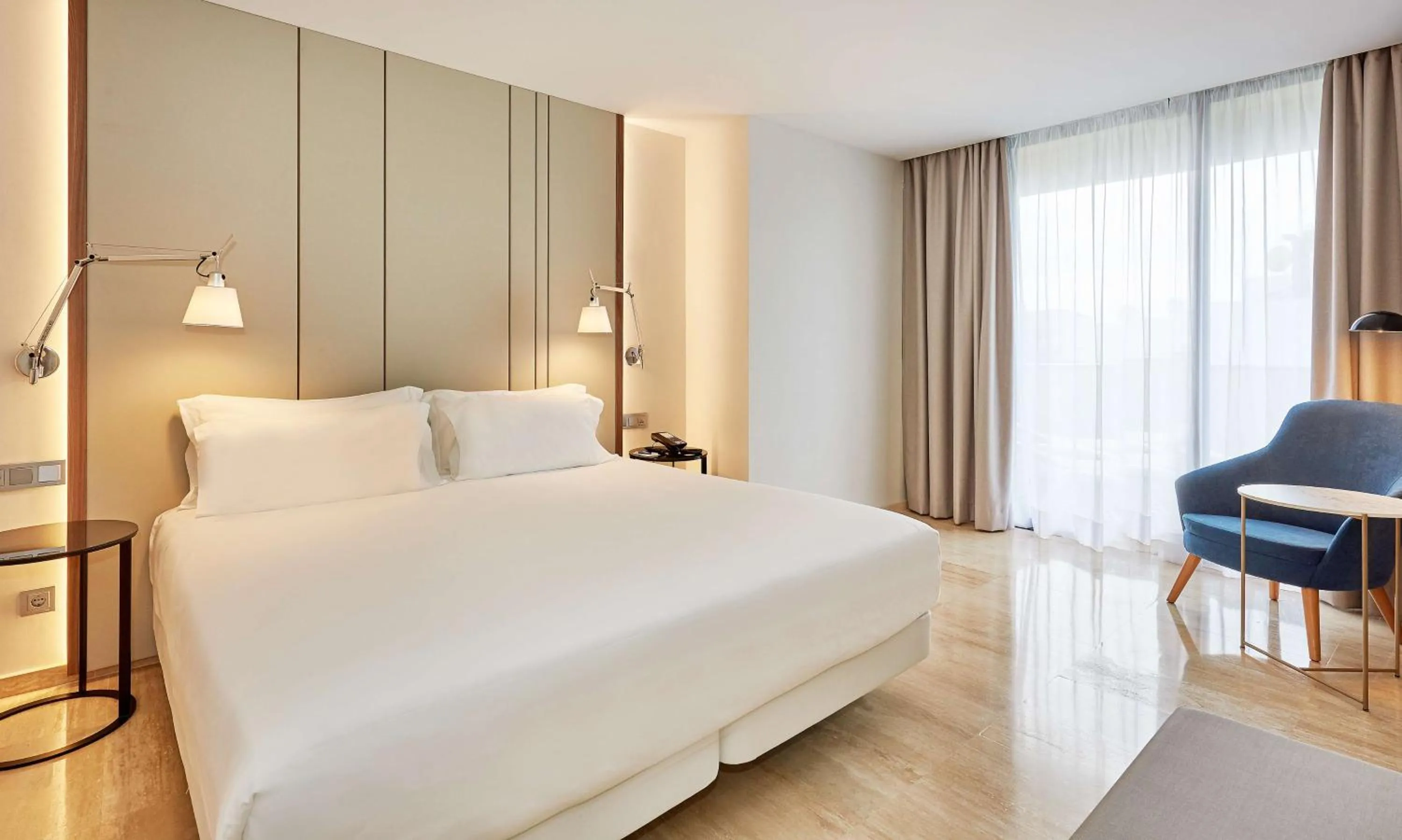 Photo of the whole room, Bed in NH Imperial Playa