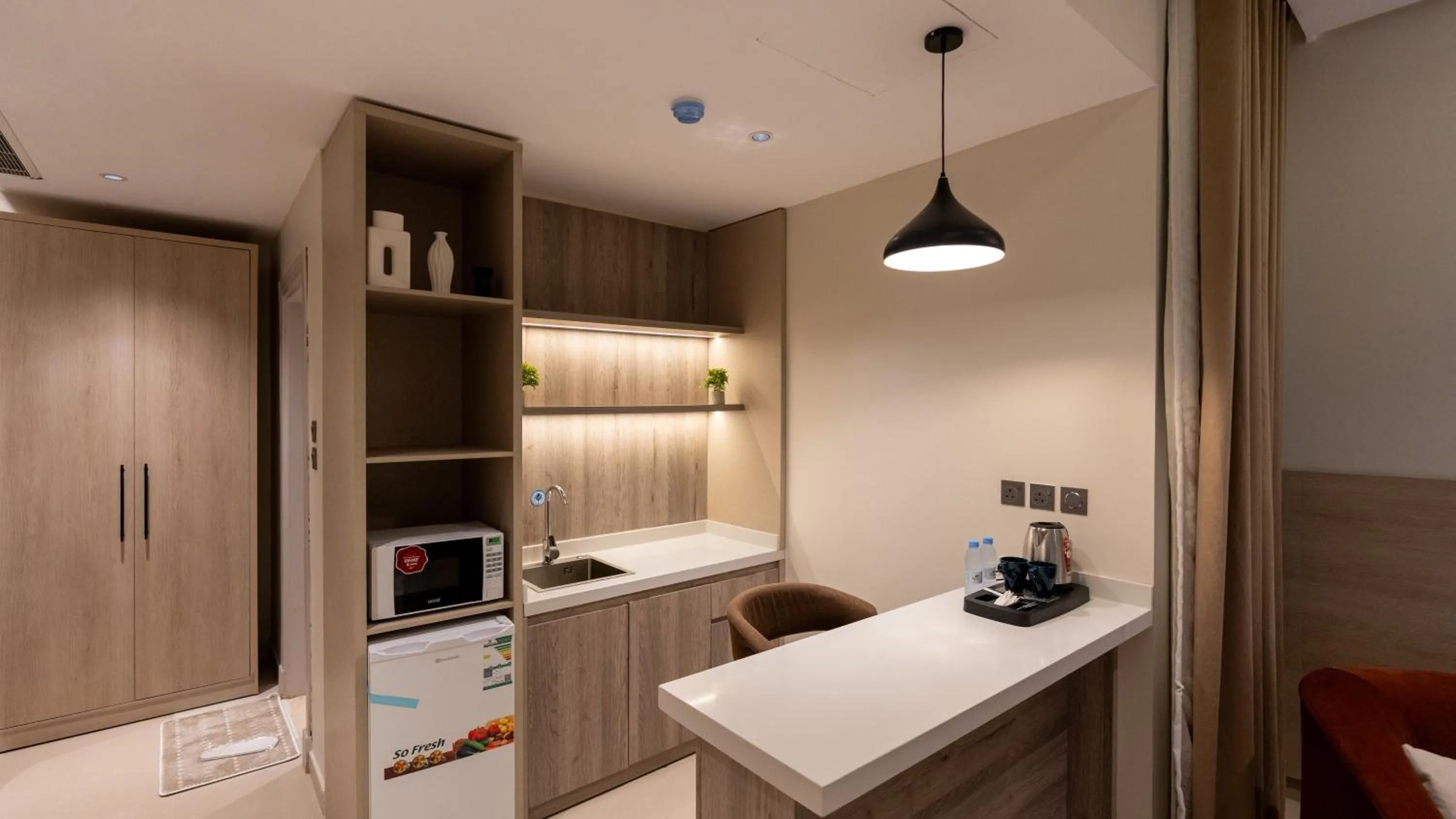Kitchen or kitchenette in Brzeen Hotel Riyadh