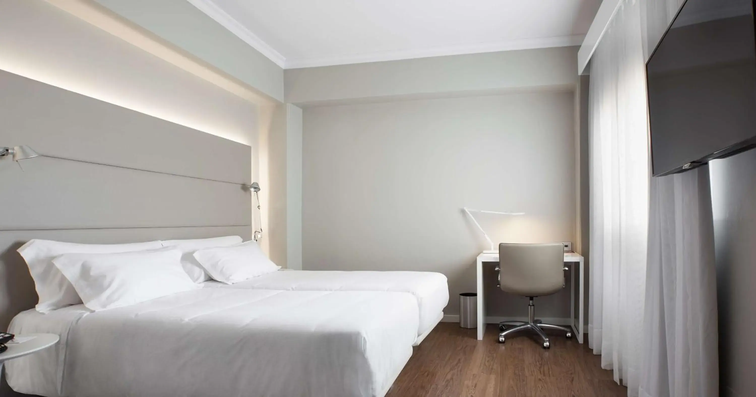 Photo of the whole room, Bed in NH Las Palmas Playa las Canteras Photo of the whole room, Bed in NH Las Palmas Playa las Canteras