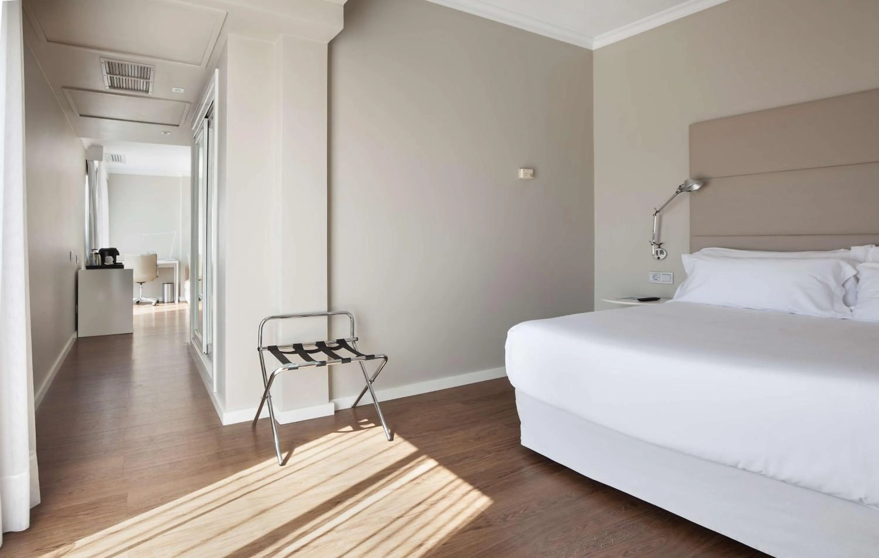 Photo of the whole room, Bed in NH Las Palmas Playa las Canteras