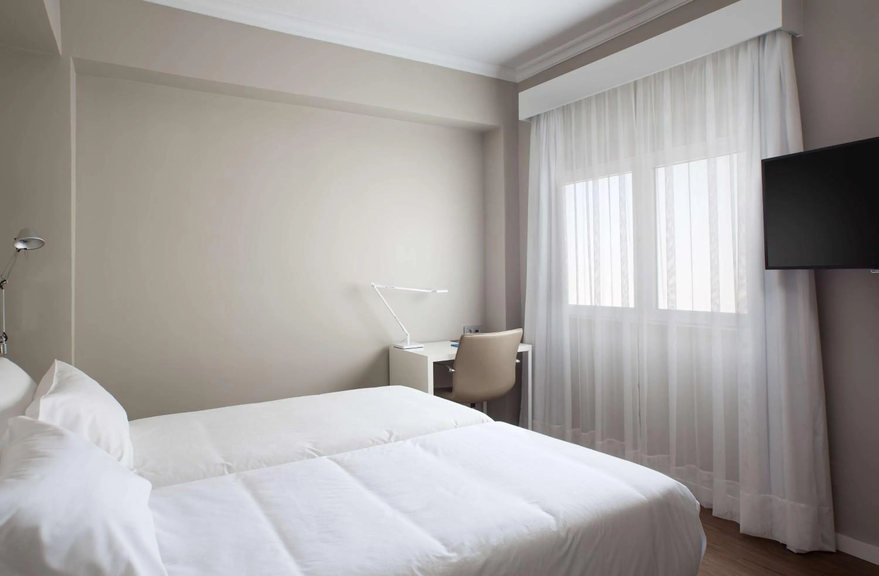 Photo of the whole room, Bed in NH Las Palmas Playa las Canteras