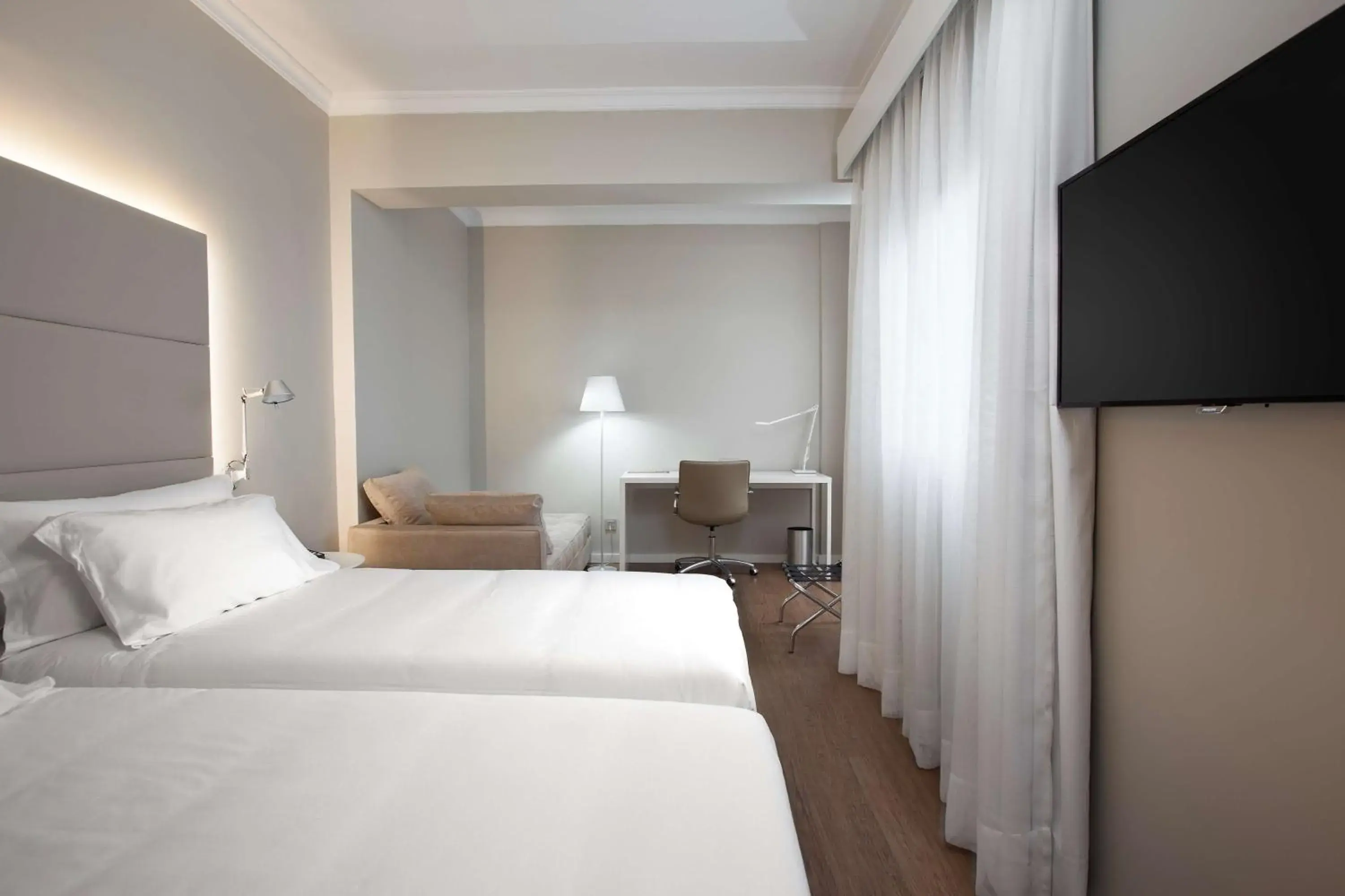 Photo of the whole room, Bed in NH Las Palmas Playa las Canteras Photo of the whole room, Bed in NH Las Palmas Playa las Canteras