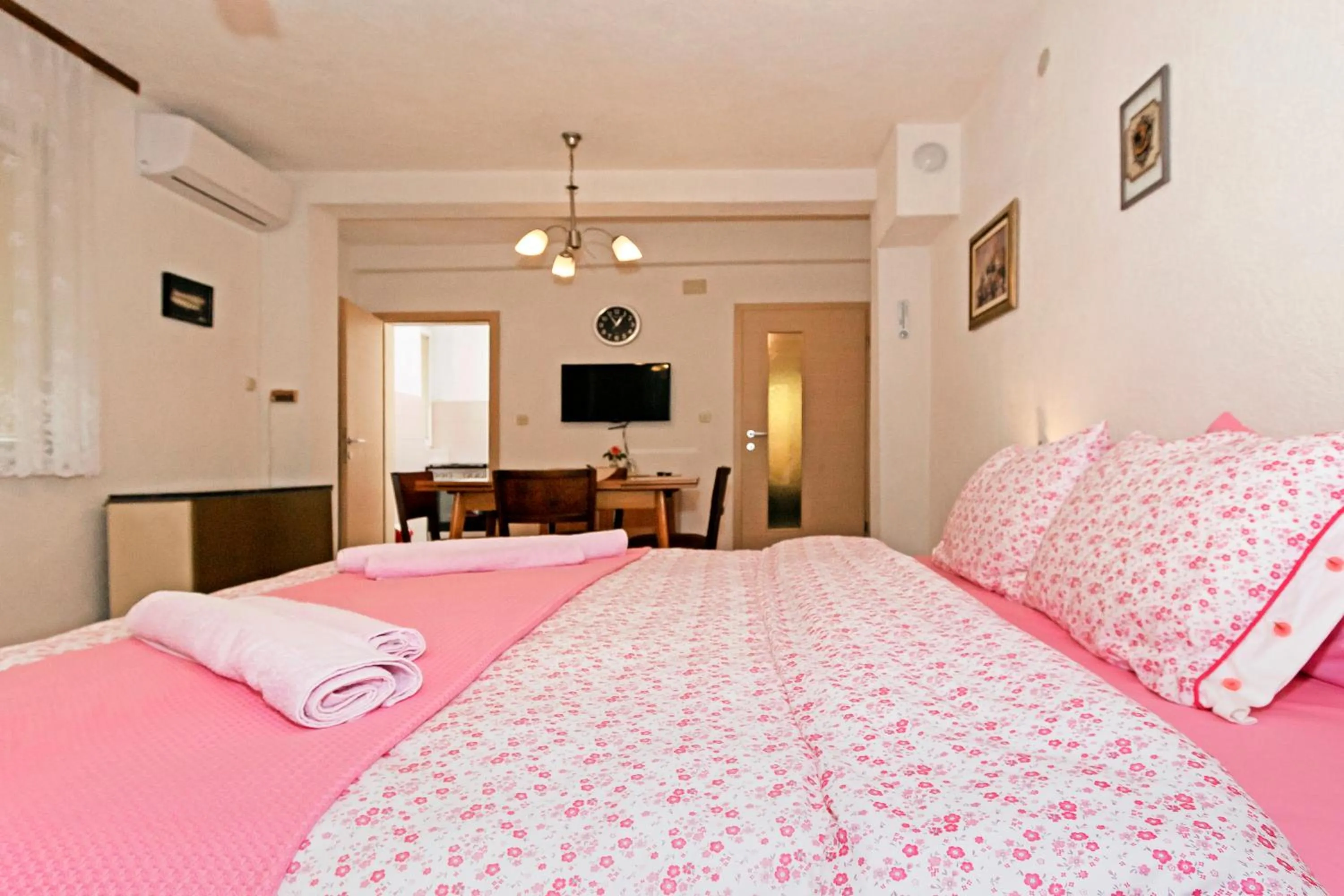 Bed in Bogdanoski Studios & Guest Rooms