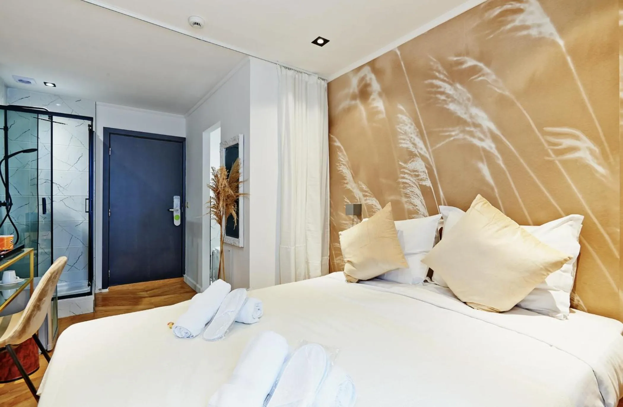 Bed in Hotel Les Ecrins