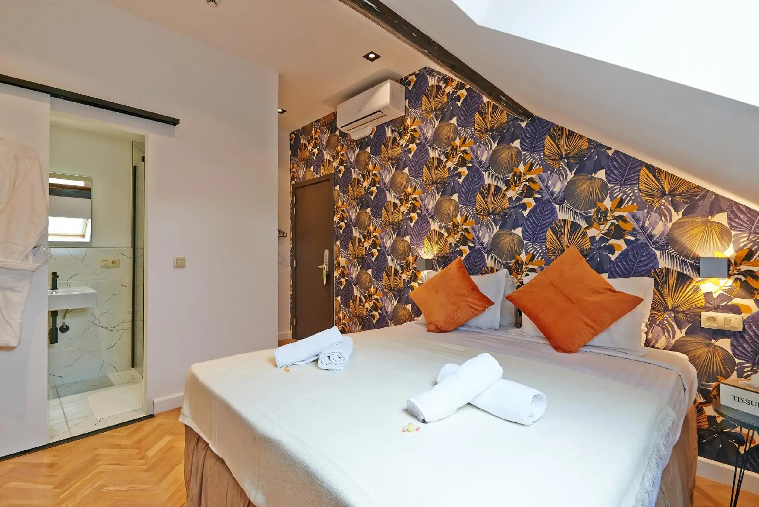 Double Room in Hotel Les Ecrins Double Room in Hotel Les Ecrins