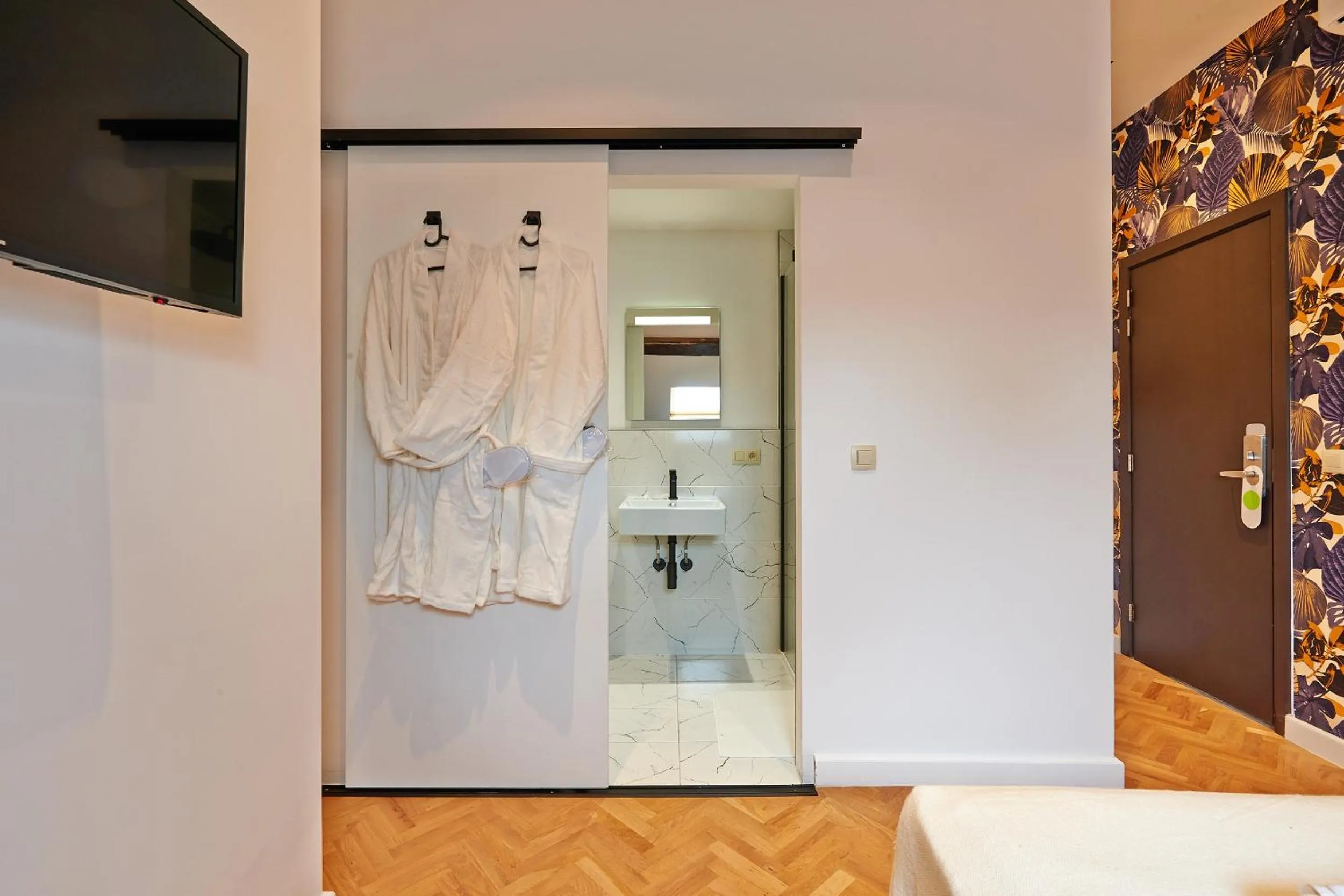 Shower, Bed in Hotel Les Ecrins