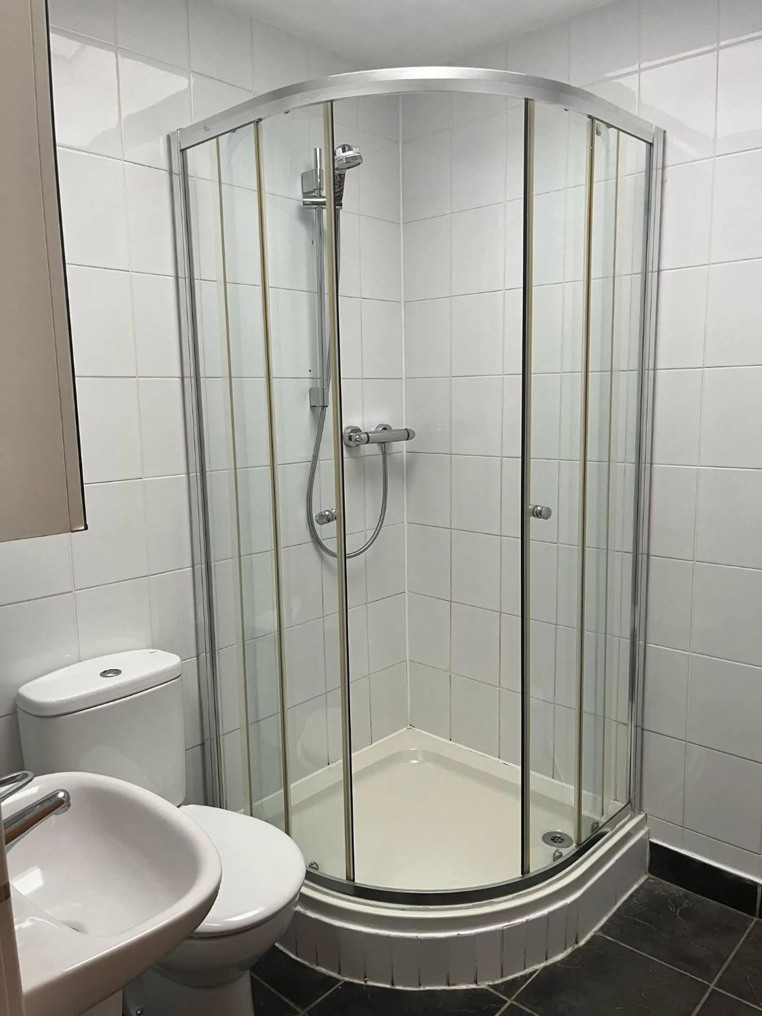 Shower in Laurel Bank Hotel