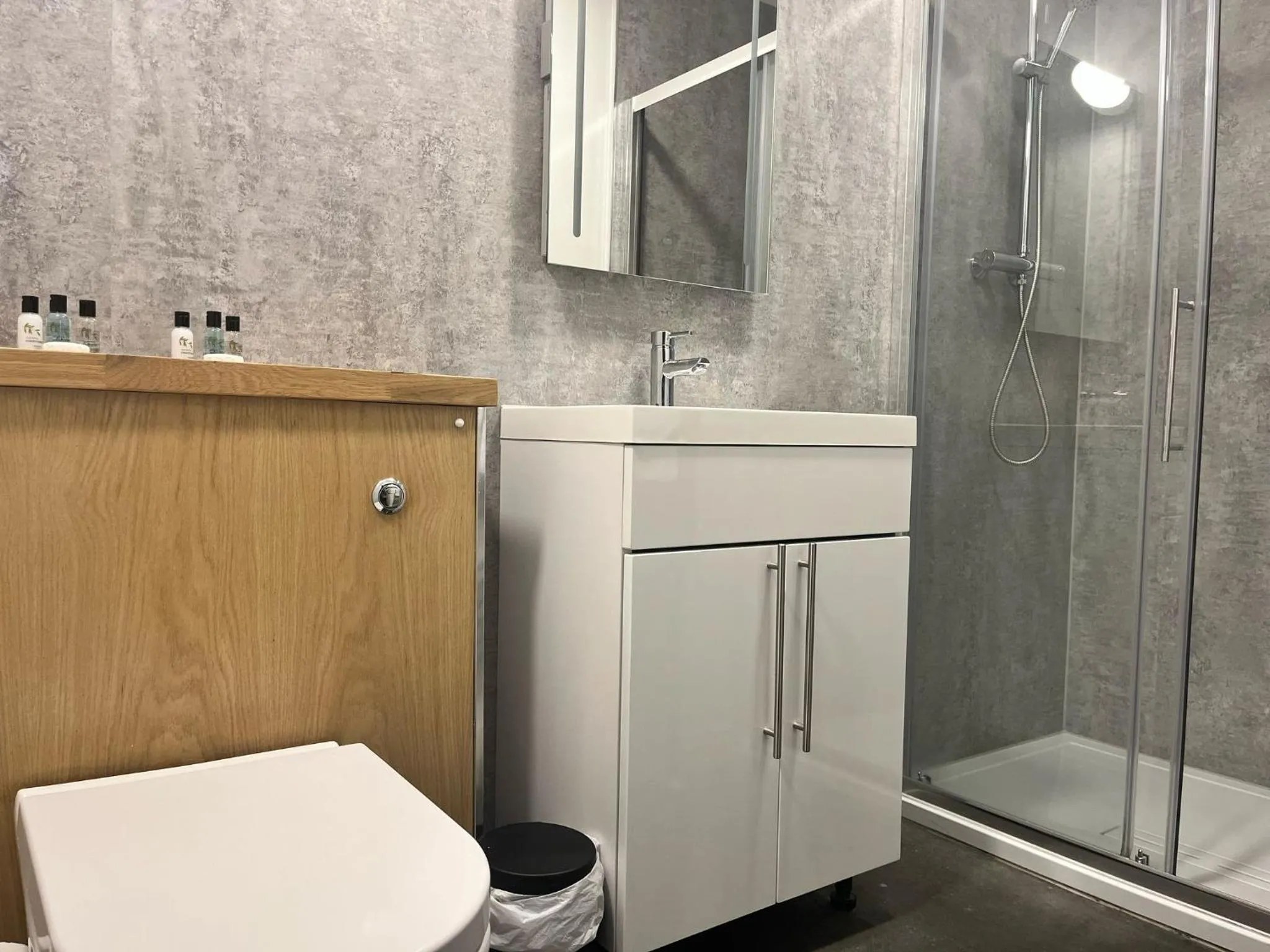 Shower in Laurel Bank Hotel