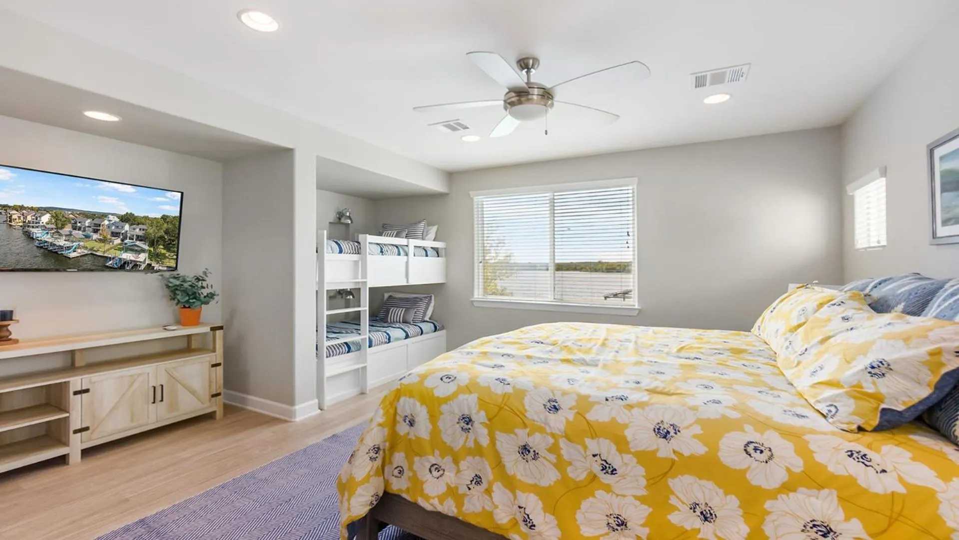 Bed in Luxury Waterfront Pool Hot Tub Boat Slips