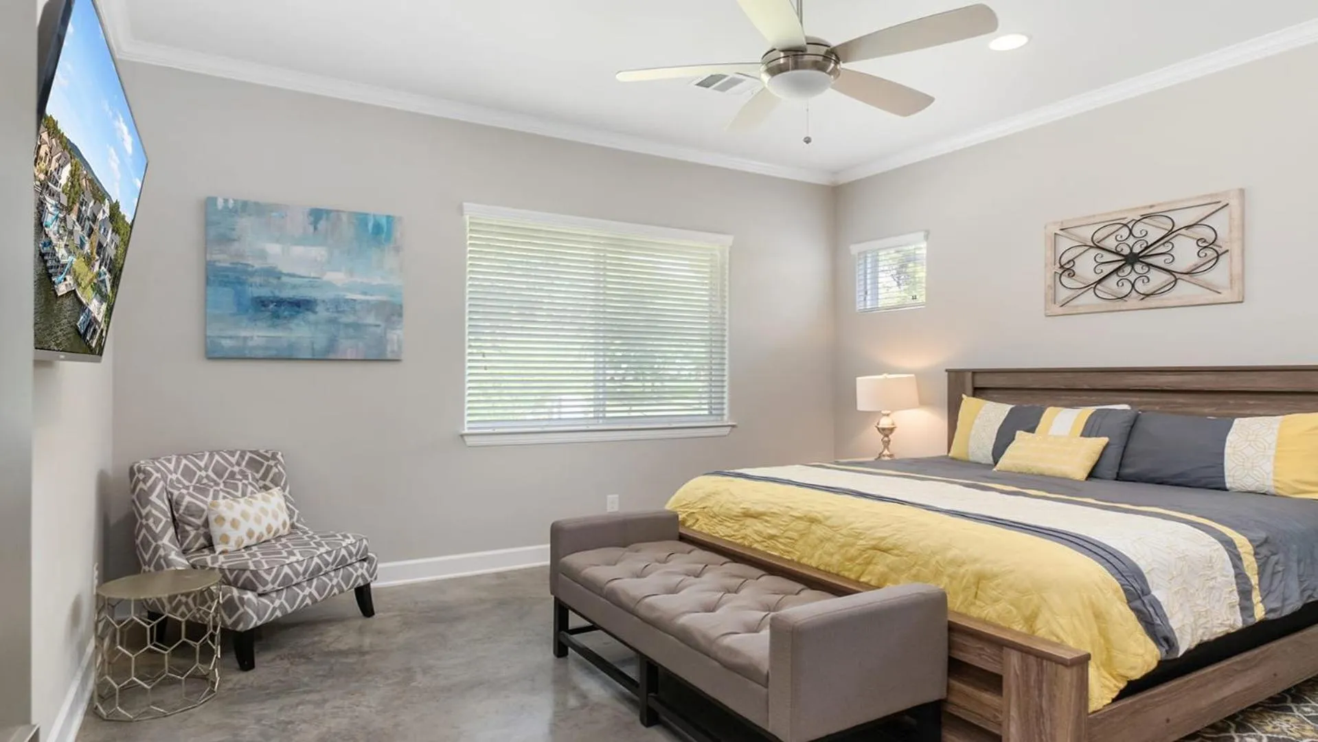 Bed in Luxury Waterfront Pool Hot Tub Boat Slips