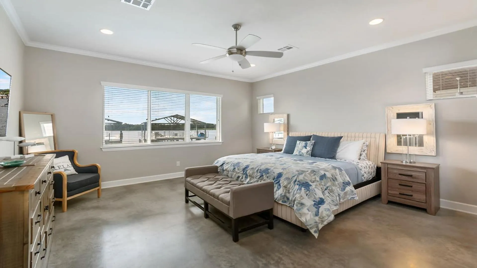 Bed in Luxury Waterfront Pool Hot Tub Boat Slips