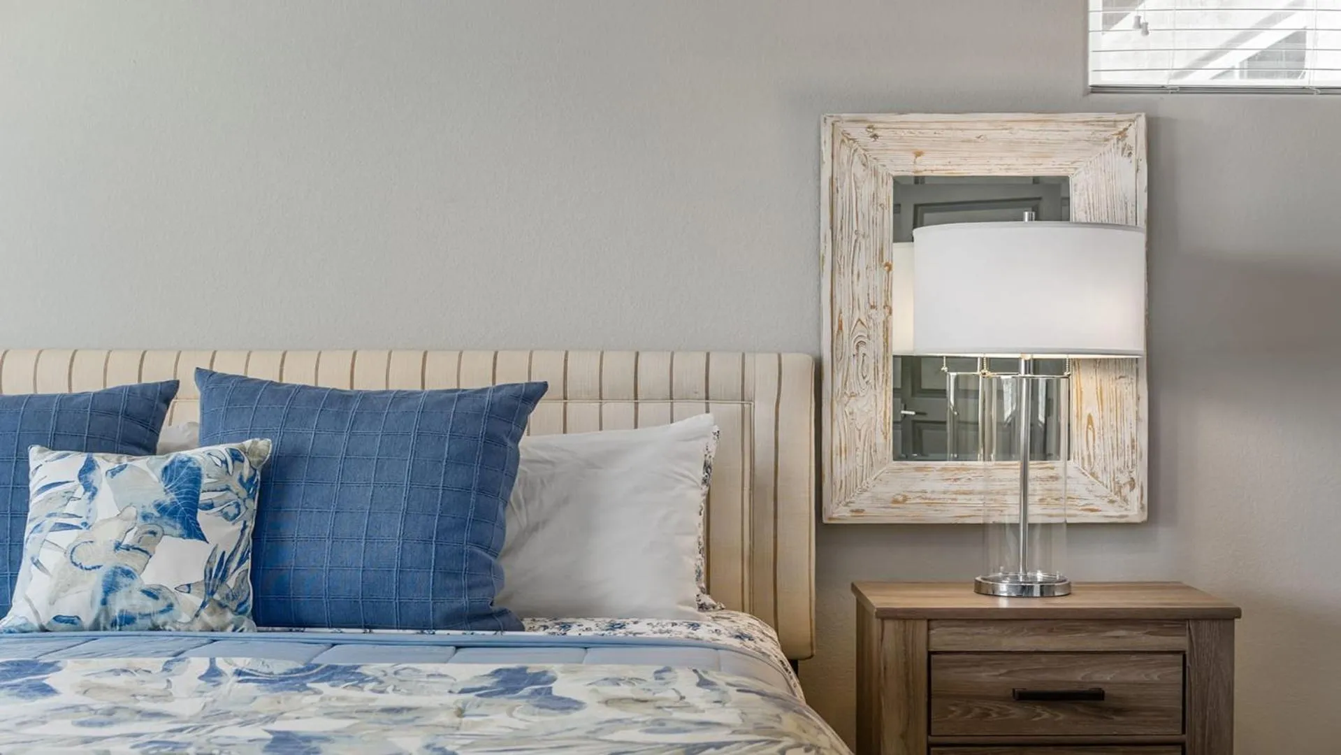 Bed in Luxury Waterfront Pool Hot Tub Boat Slips