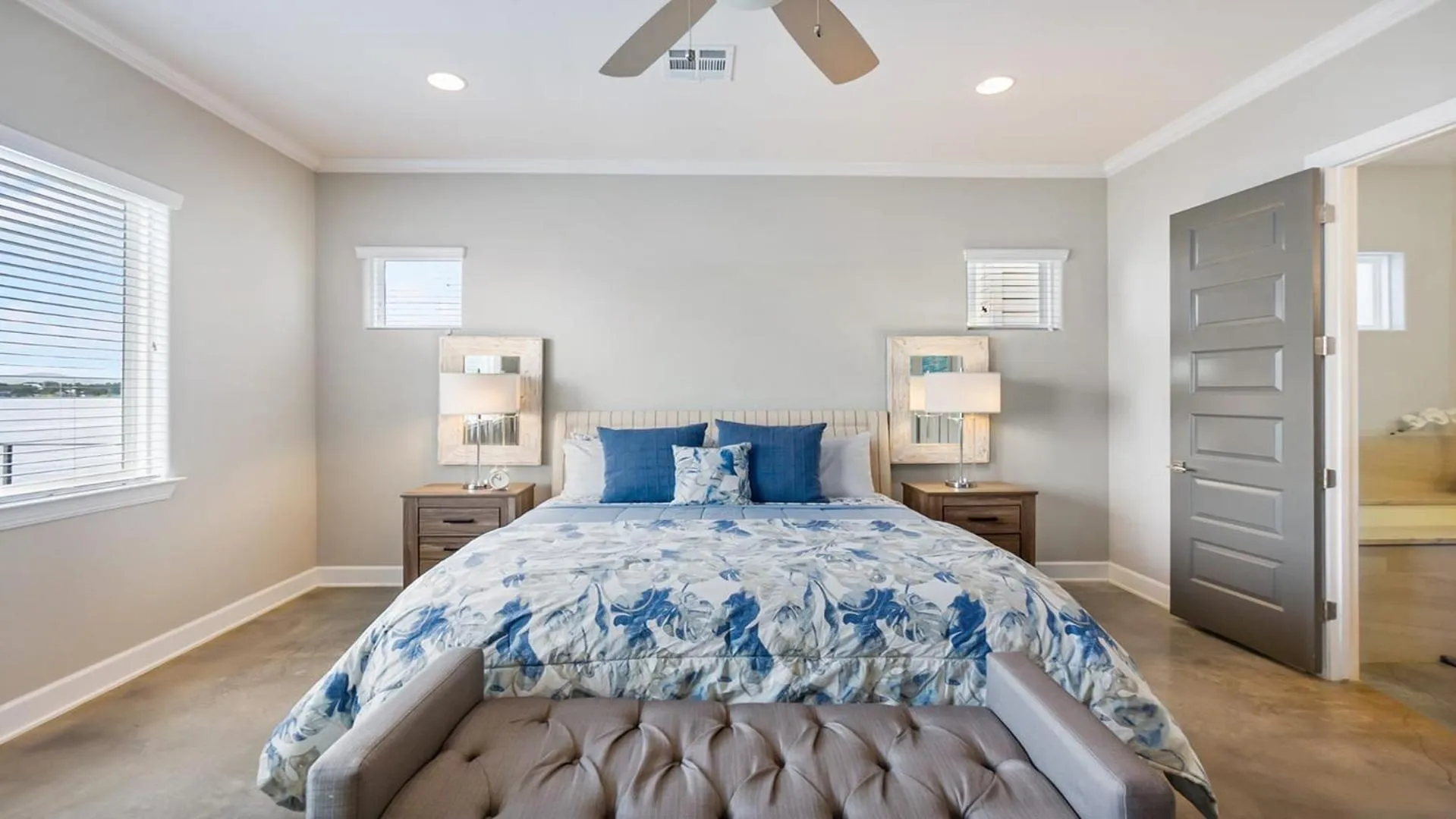 Bed in Luxury Waterfront Pool Hot Tub Boat Slips