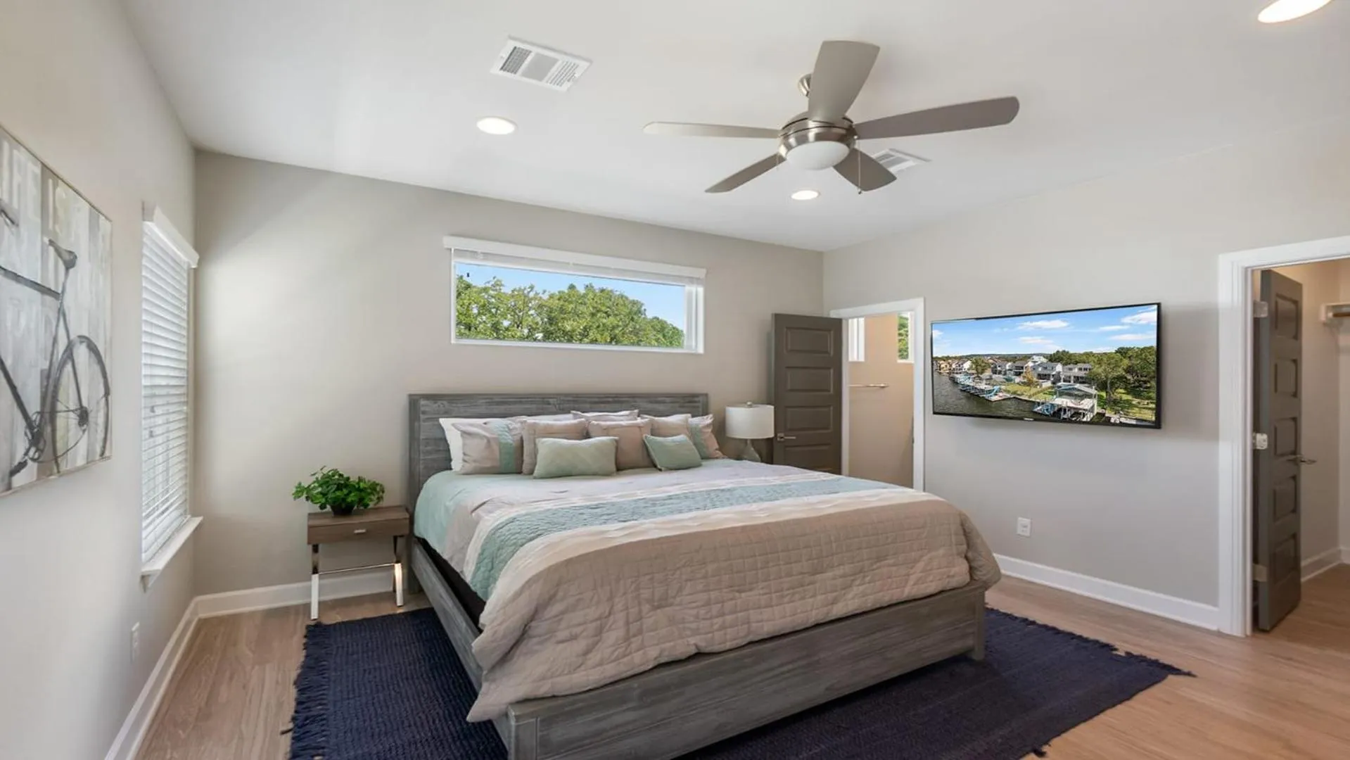 Bed in Luxury Waterfront Pool Hot Tub Boat Slips