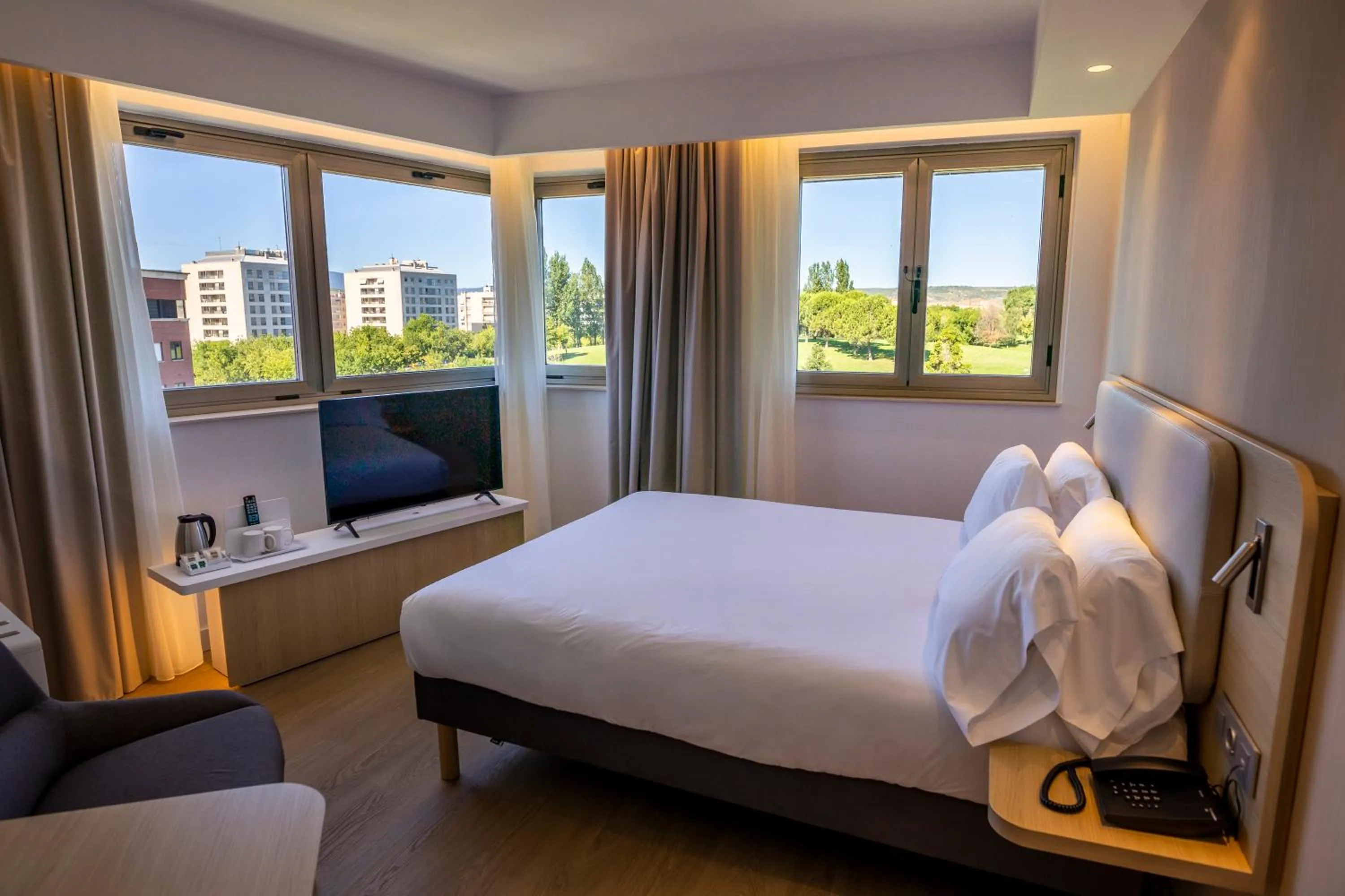 Street view, Bed in Hotel Logroño Parque