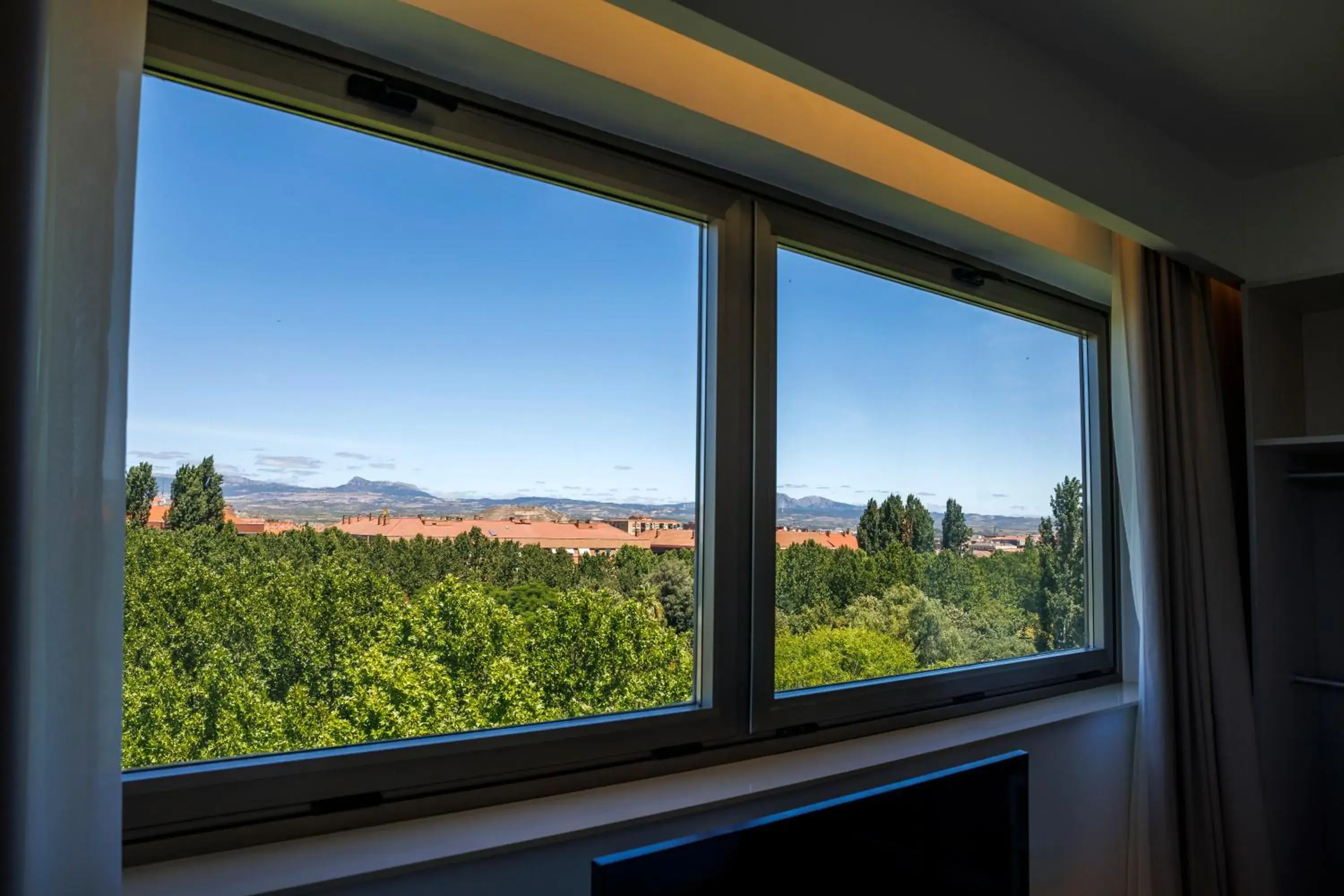 Mountain view in Holiday Inn Express Logroño Rioja by IHG Mountain view in Holiday Inn Express Logroño Rioja by IHG