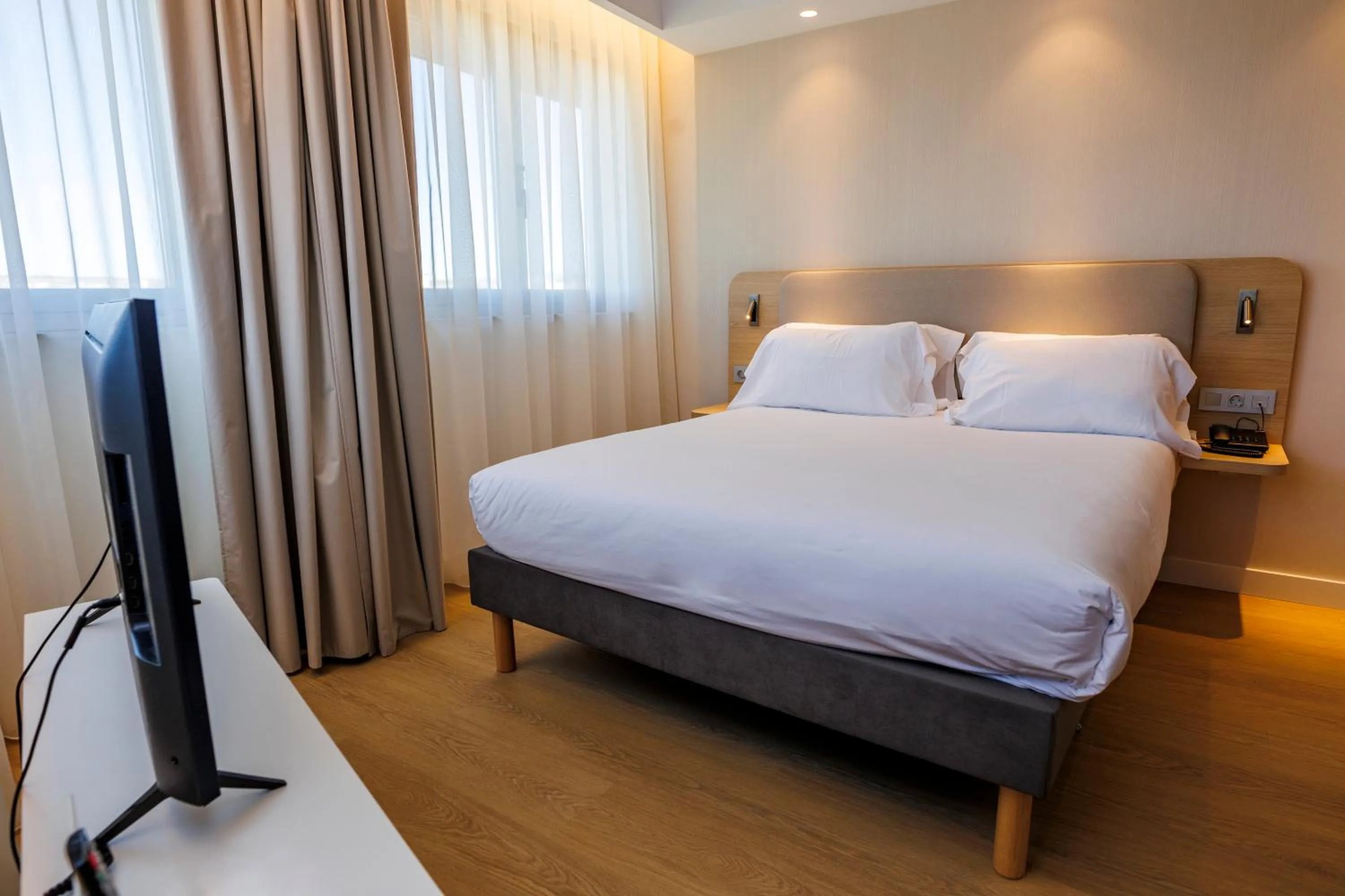 Bed in Holiday Inn Express Logroño Rioja by IHG