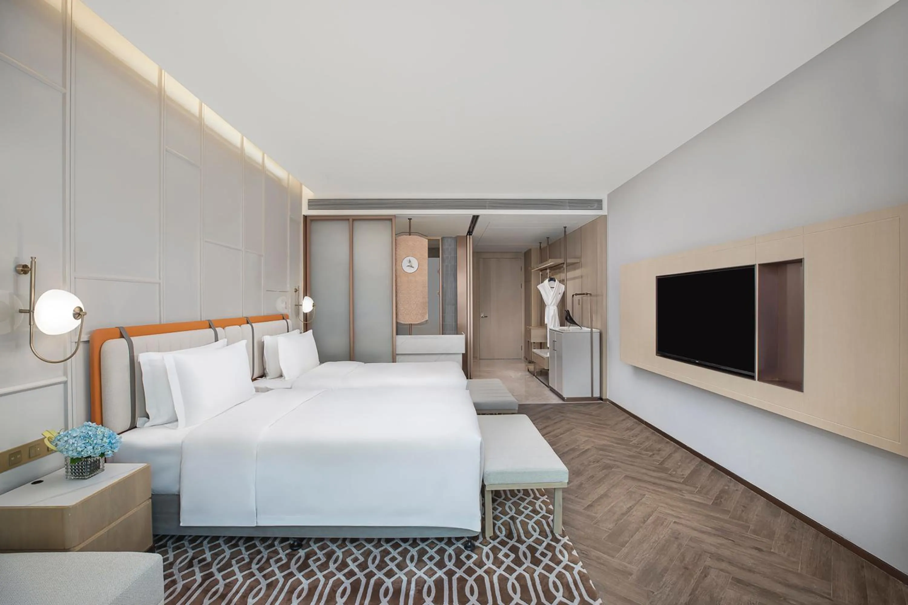 Photo of the whole room, Bed in Voco Chongqing Chaotianmen