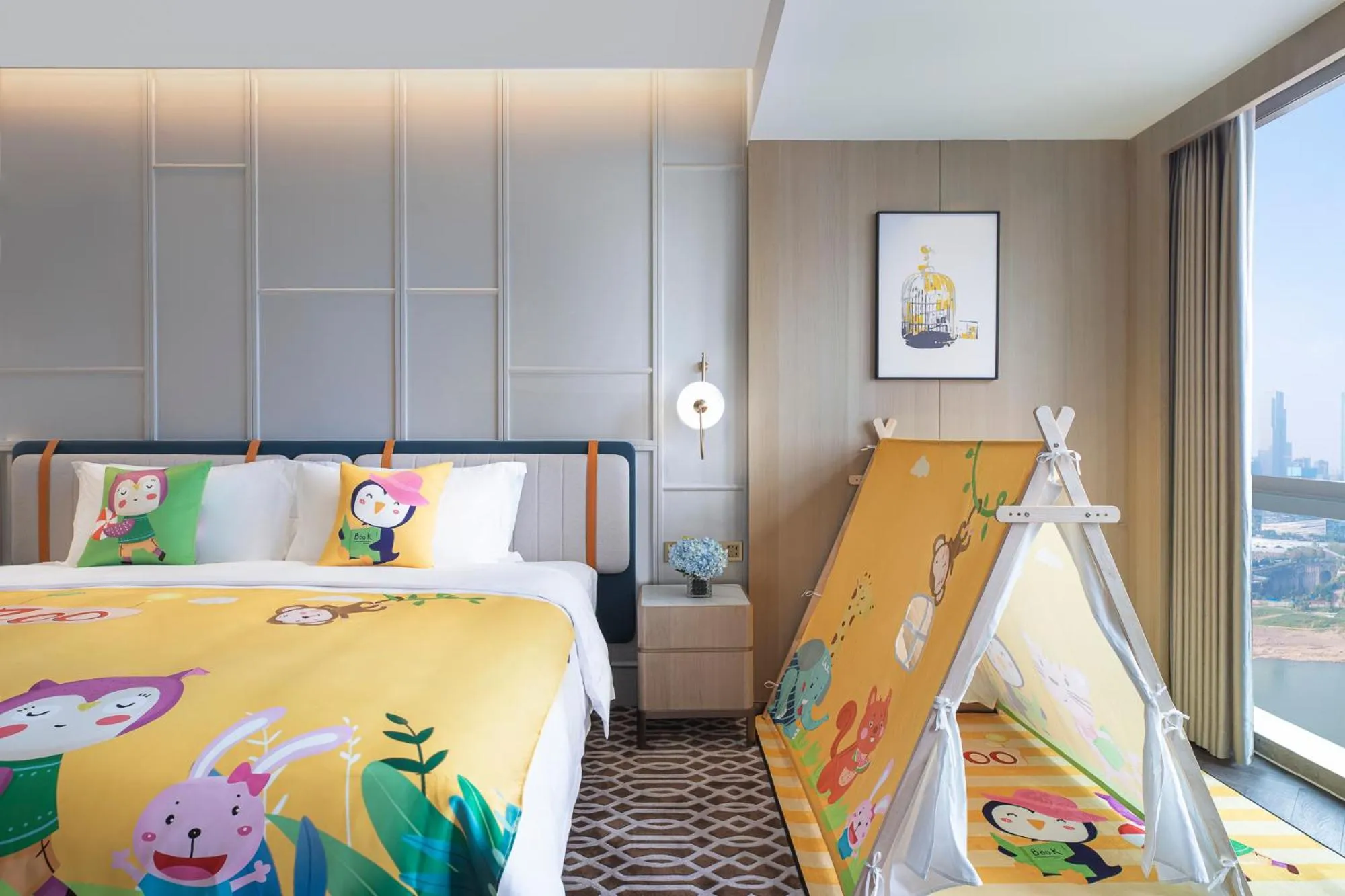 Photo of the whole room, Bed in Voco Chongqing Chaotianmen