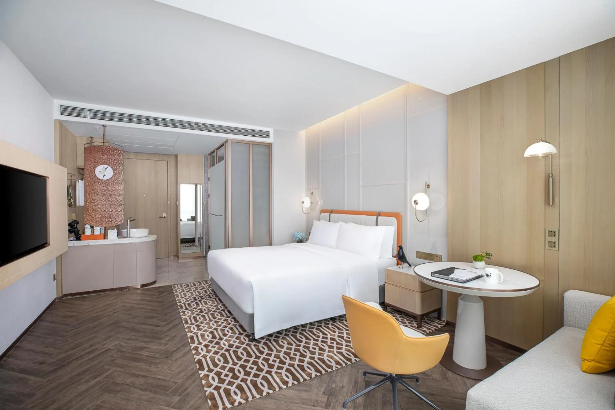 Photo of the whole room, Bed in Voco Chongqing Chaotianmen