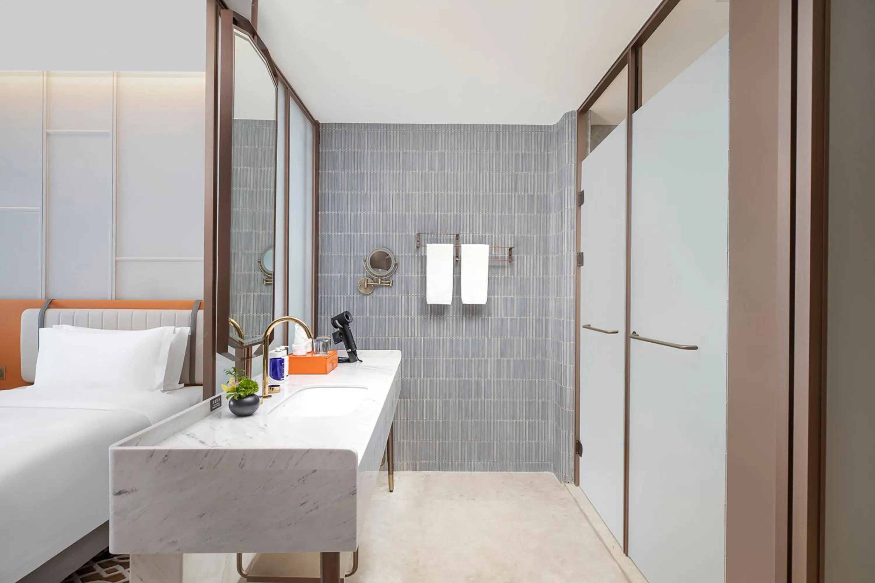 Photo of the whole room, Bed in Voco Chongqing Chaotianmen