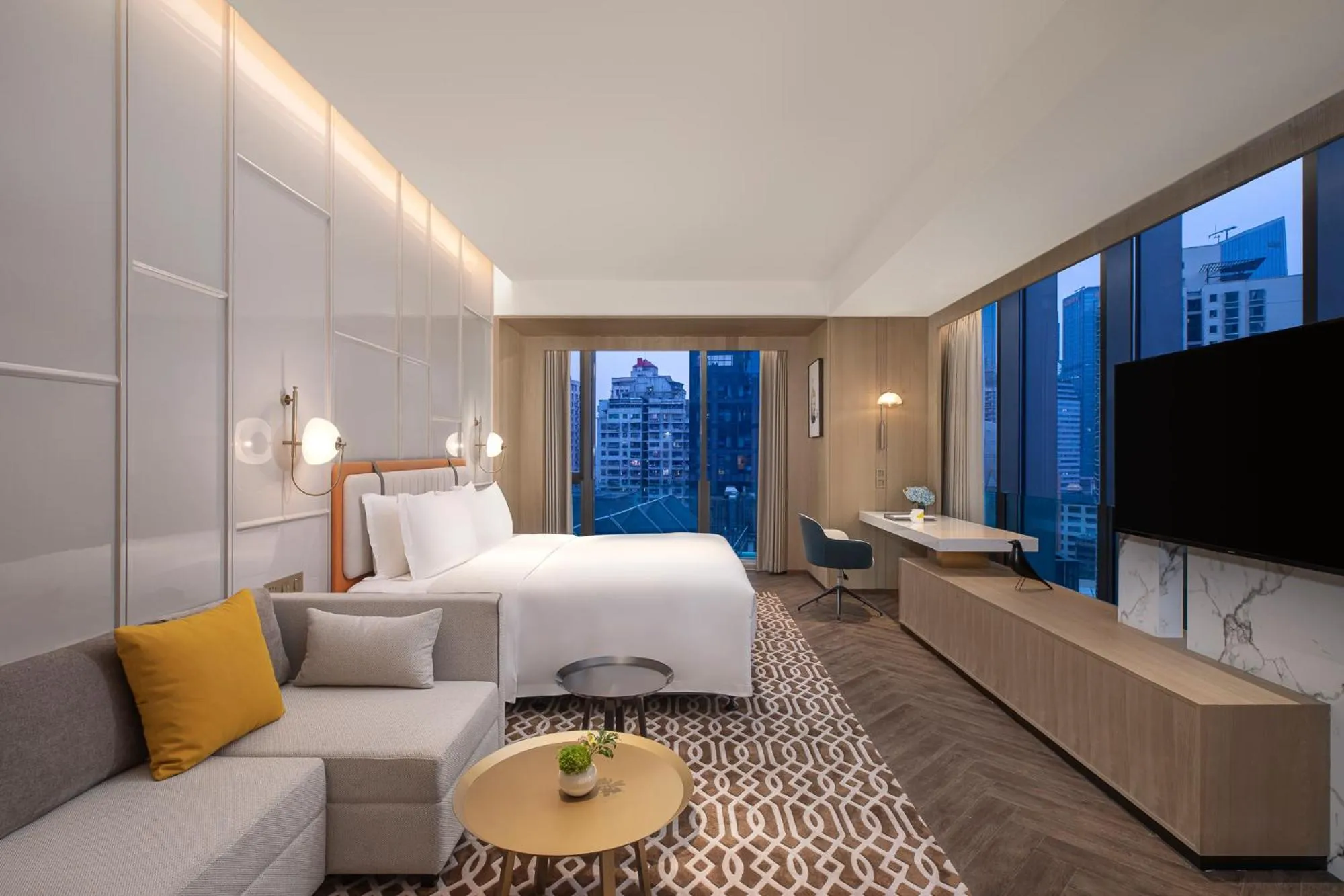 Photo of the whole room, Bed in Voco Chongqing Chaotianmen