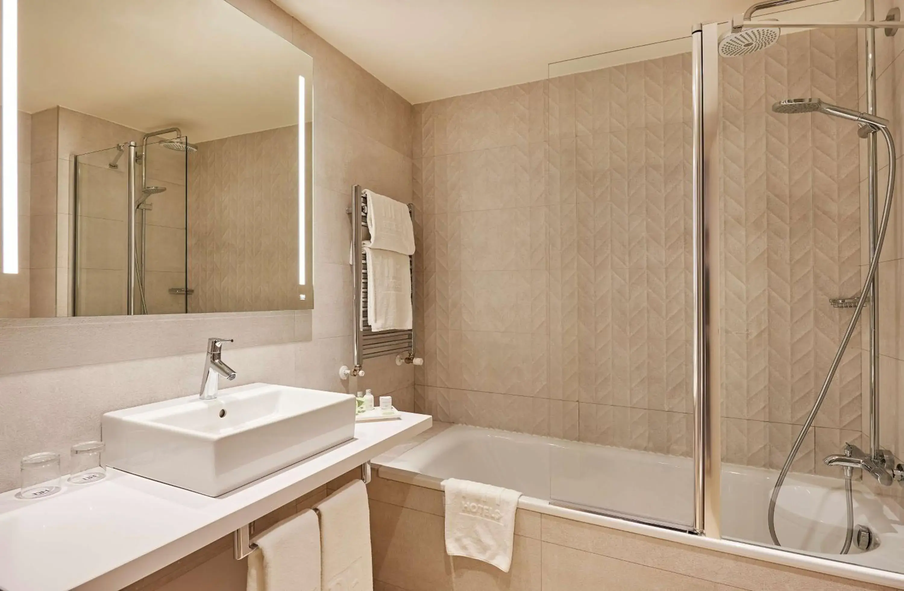 Bathroom in NH Logroño Herencia Rioja Bathroom in NH Logroño Herencia Rioja