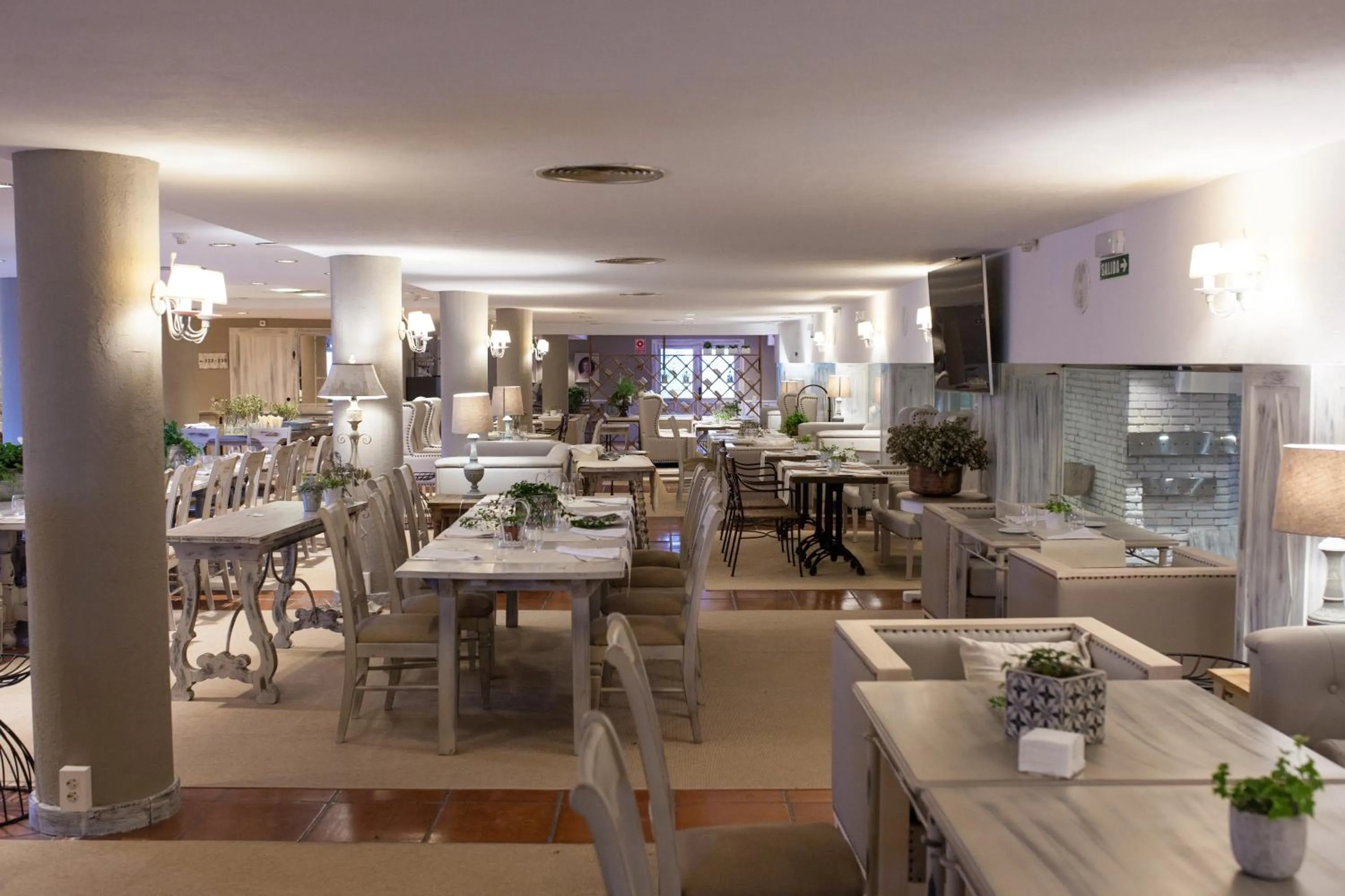 Restaurant/places to eat in Hotel Luze El Toro