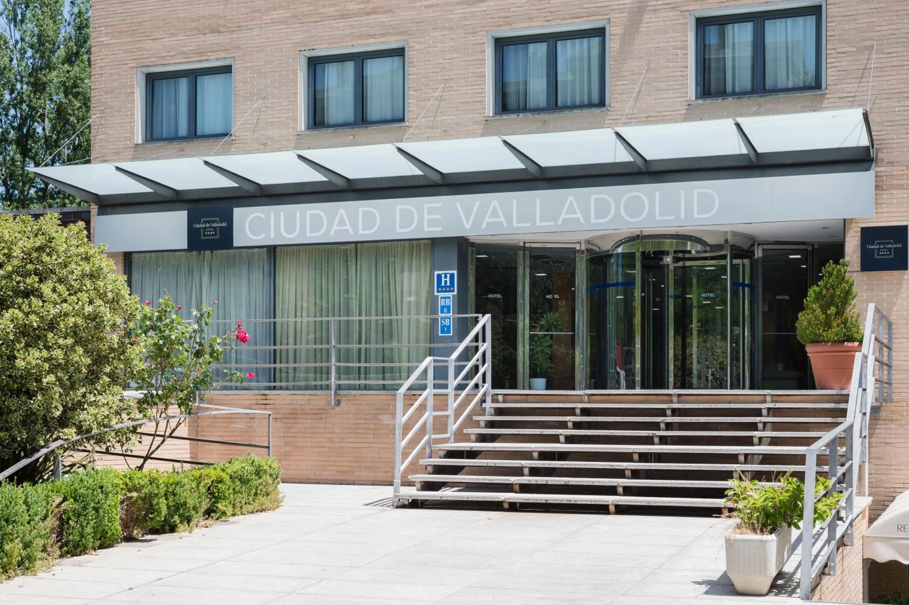 Facade/entrance in Hotel Ciudad de Valladolid