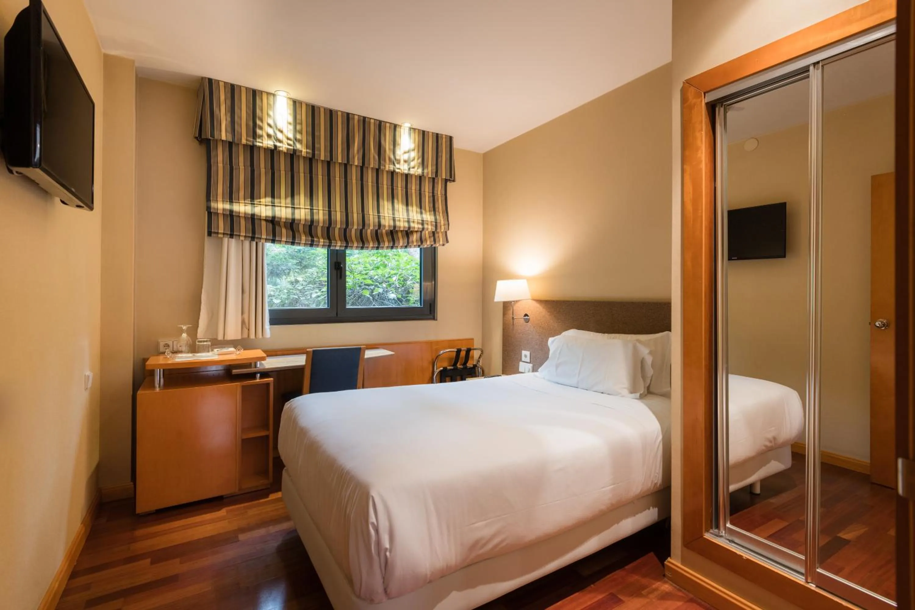 Bedroom, Bed in Hotel Ciudad de Valladolid