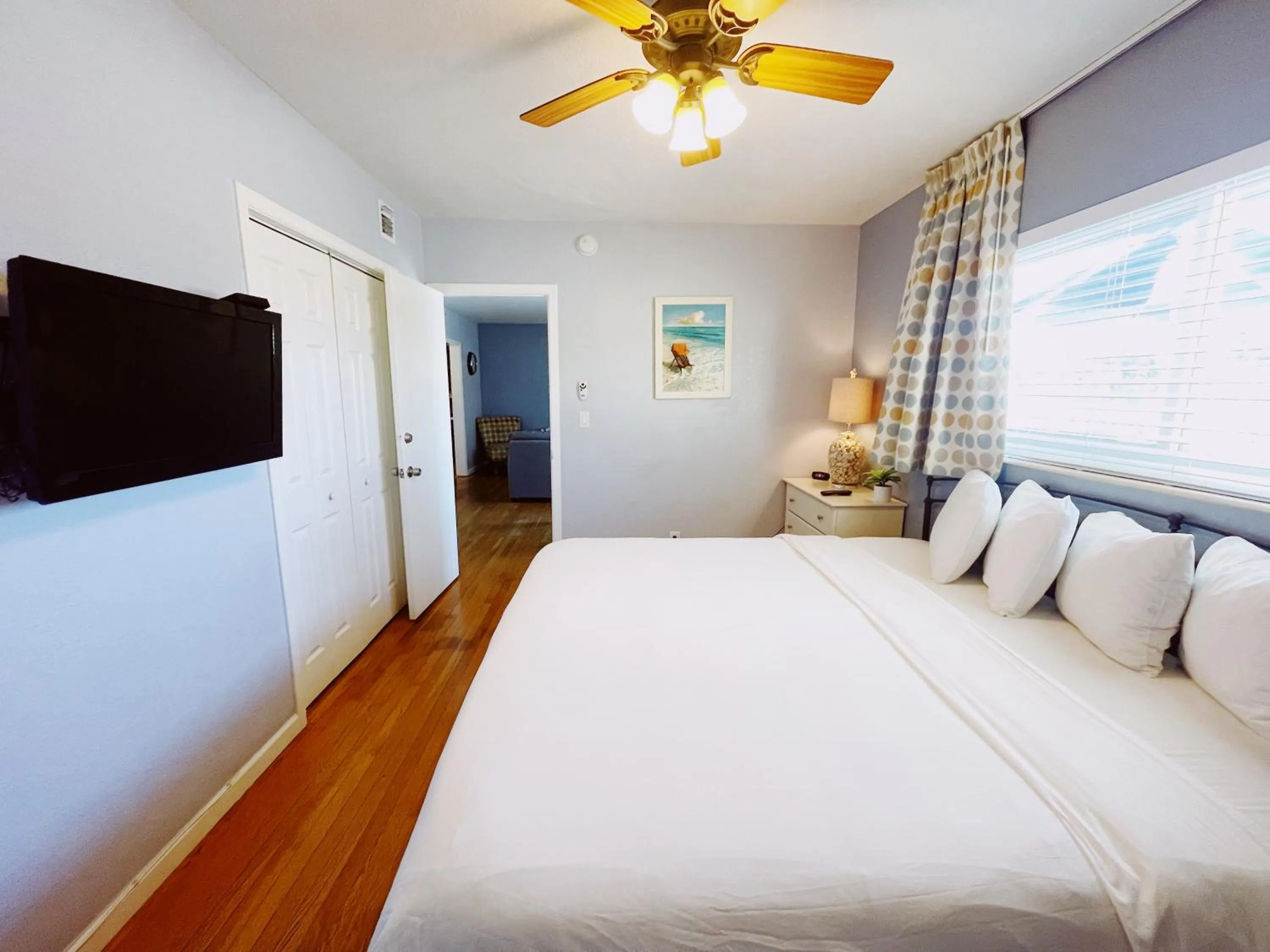 Bed in Great Escape Apartments By Lowkl