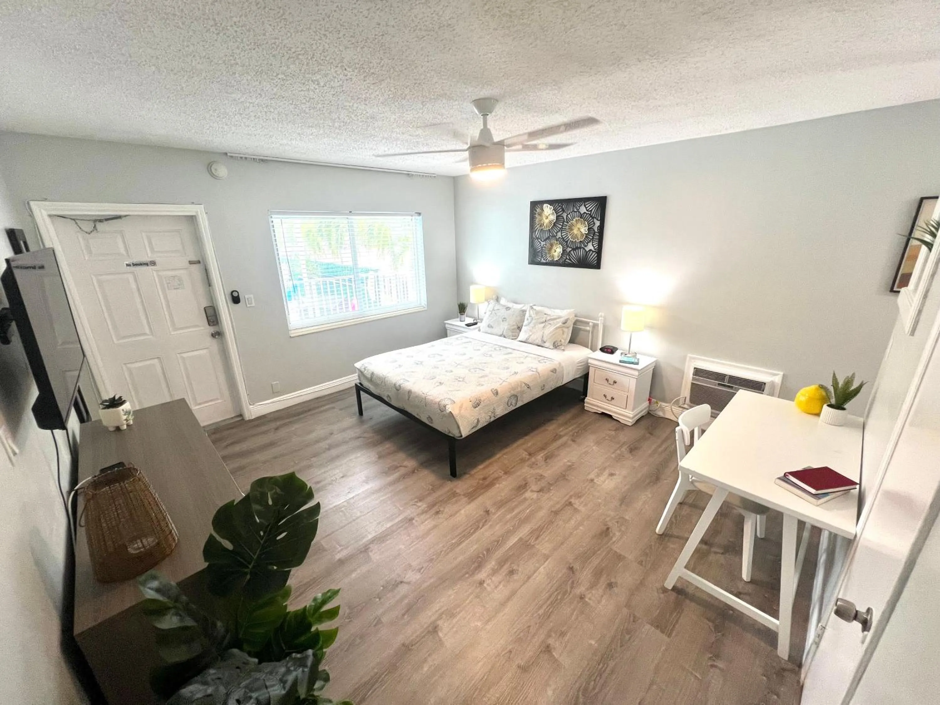 Photo of the whole room, Bed in Great Escape Apartments By Lowkl