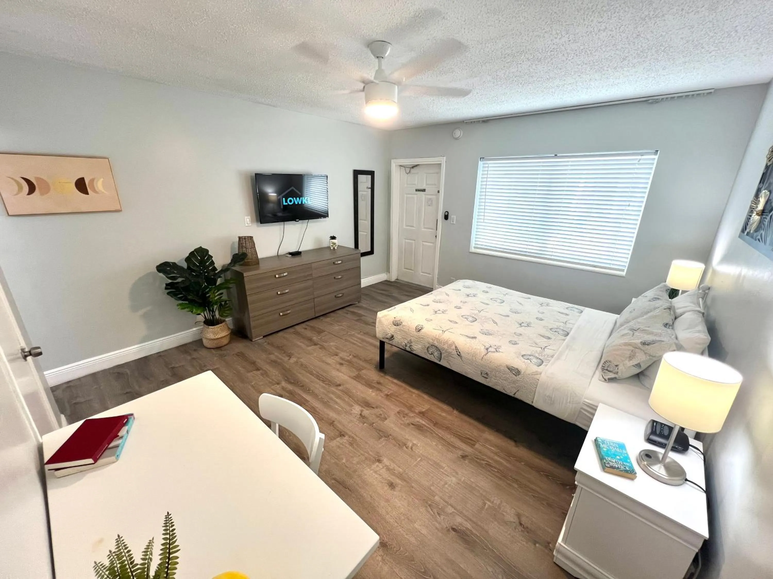 Bedroom, Bed in Great Escape Apartments By Lowkl