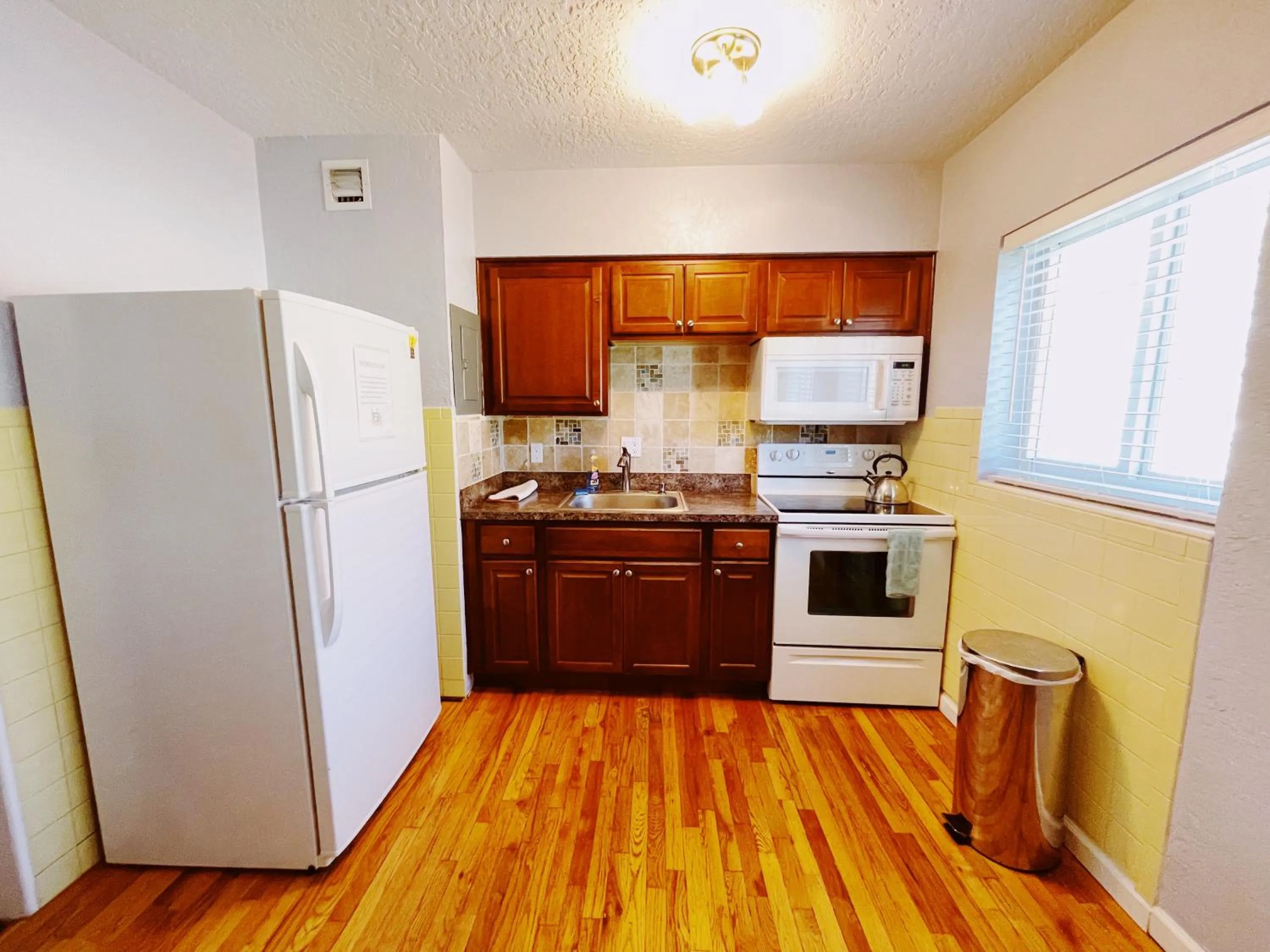 Kitchen or kitchenette in Great Escape Apartments By Lowkl