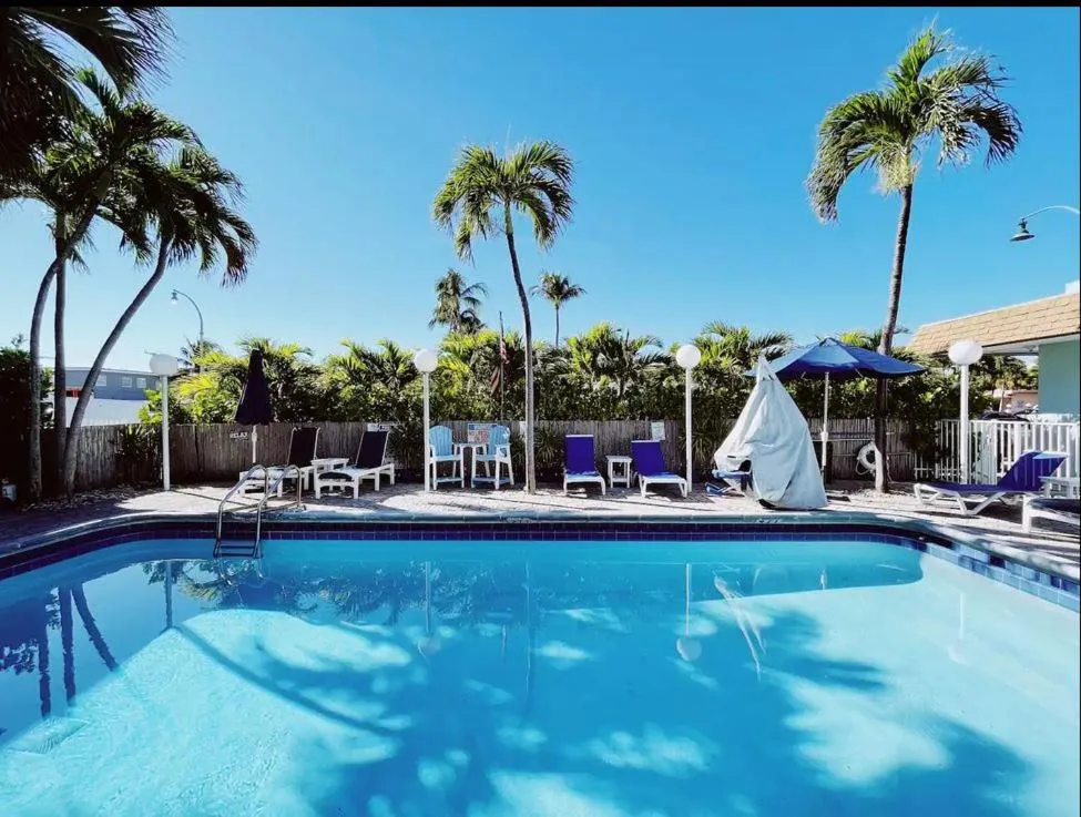 Swimming pool in Great Escape Apartments By Lowkl