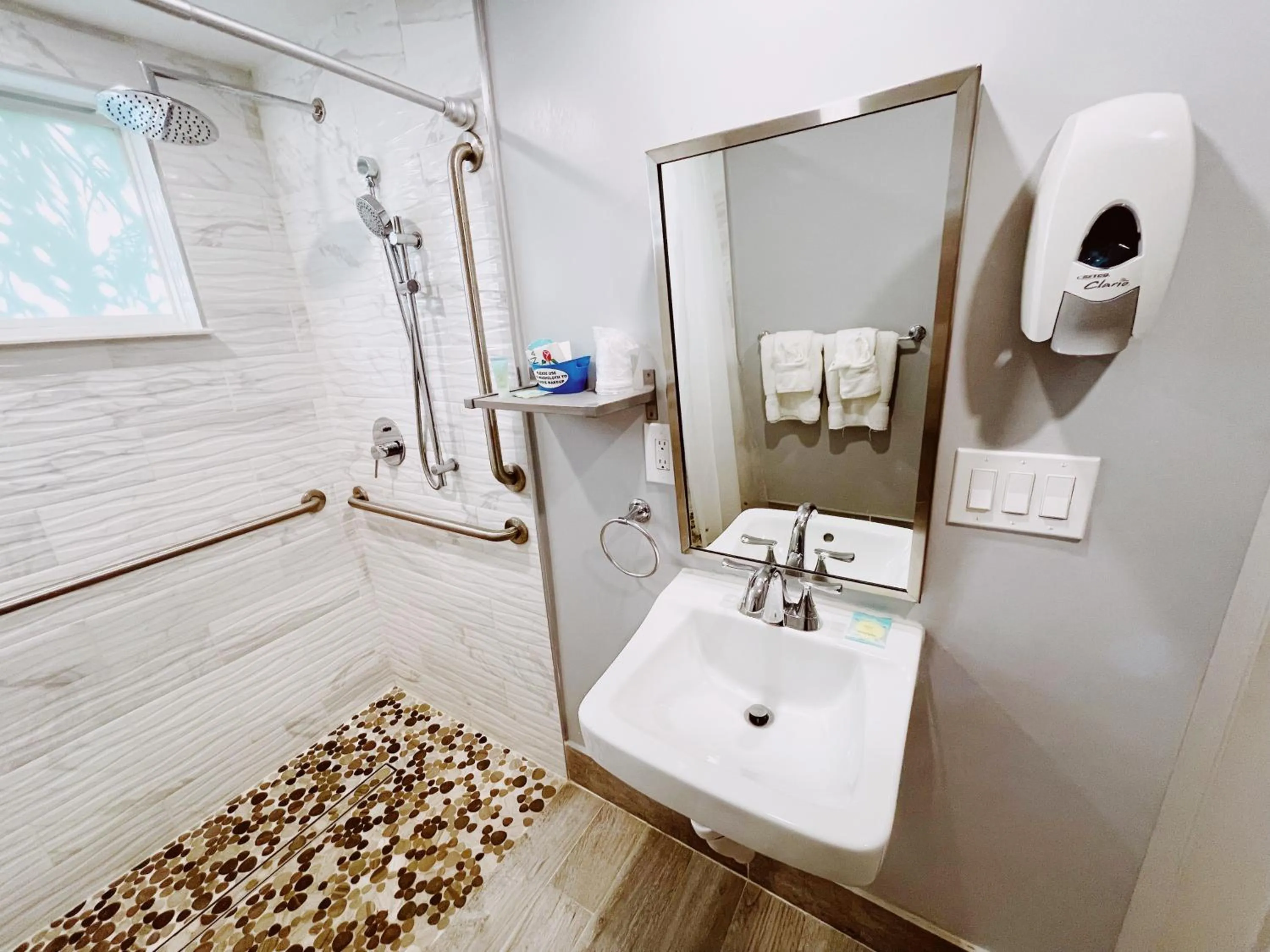 Shower in Great Escape Apartments By Lowkl