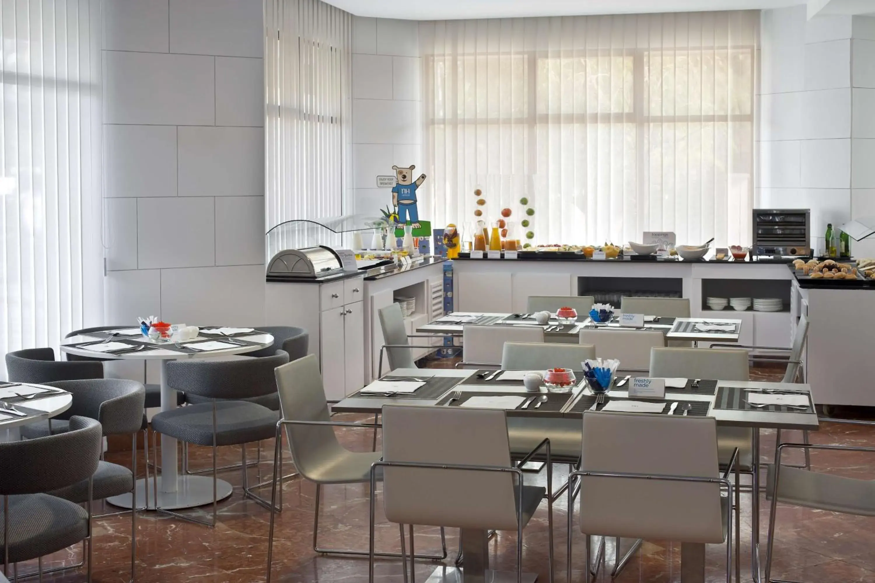 Restaurant/places to eat in NH Avenida Jerez Restaurant/places to eat in NH Avenida Jerez