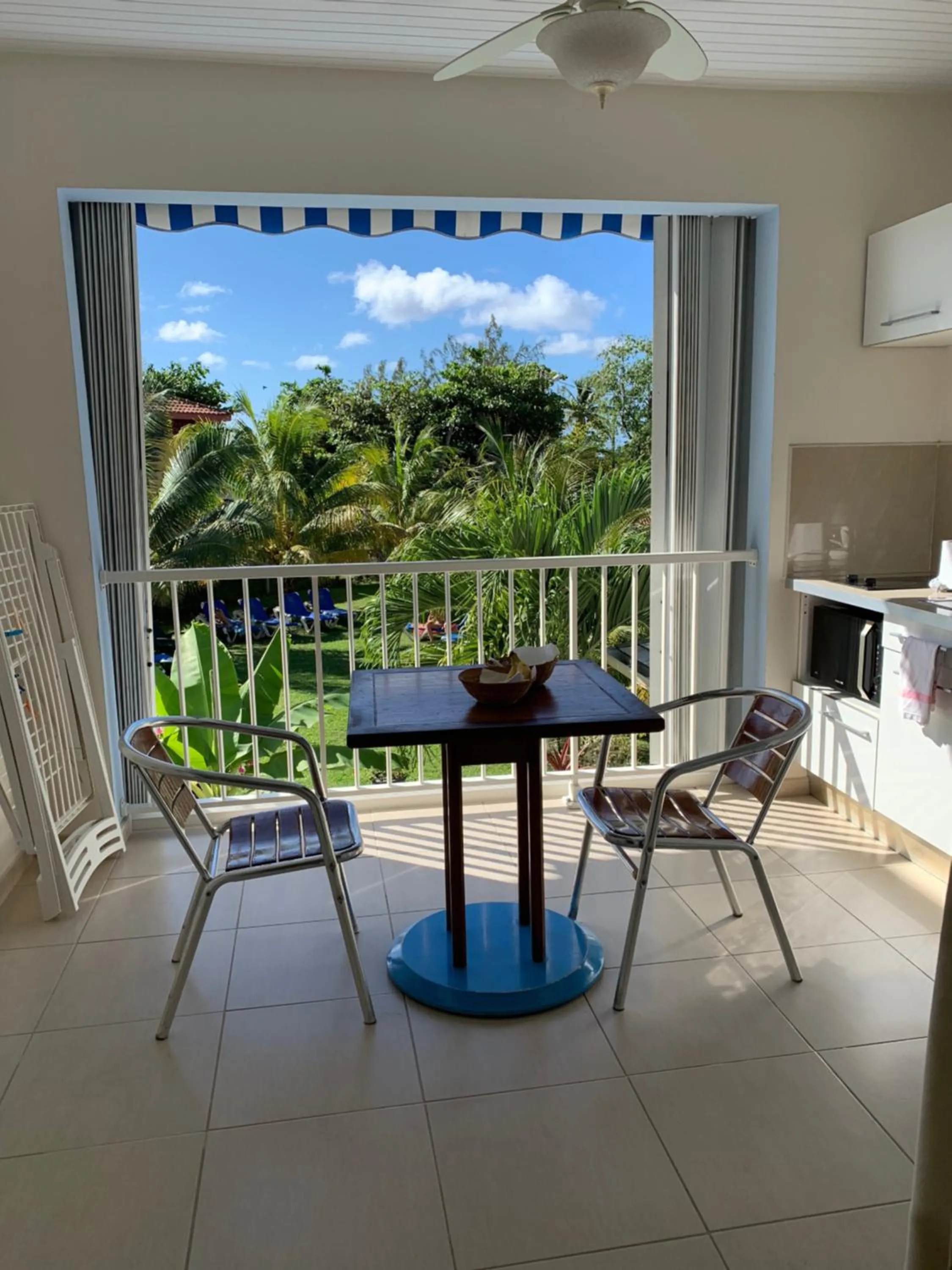 Queen Suite with Sea View in Hôtel DOUCE VAGUE