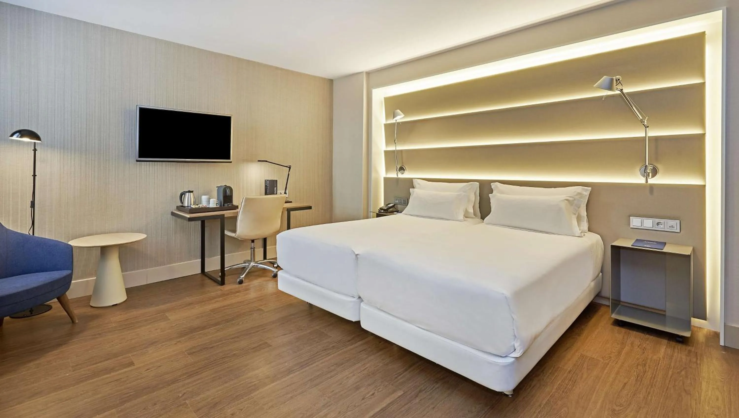 Photo of the whole room, Bed in NH Sants Barcelona