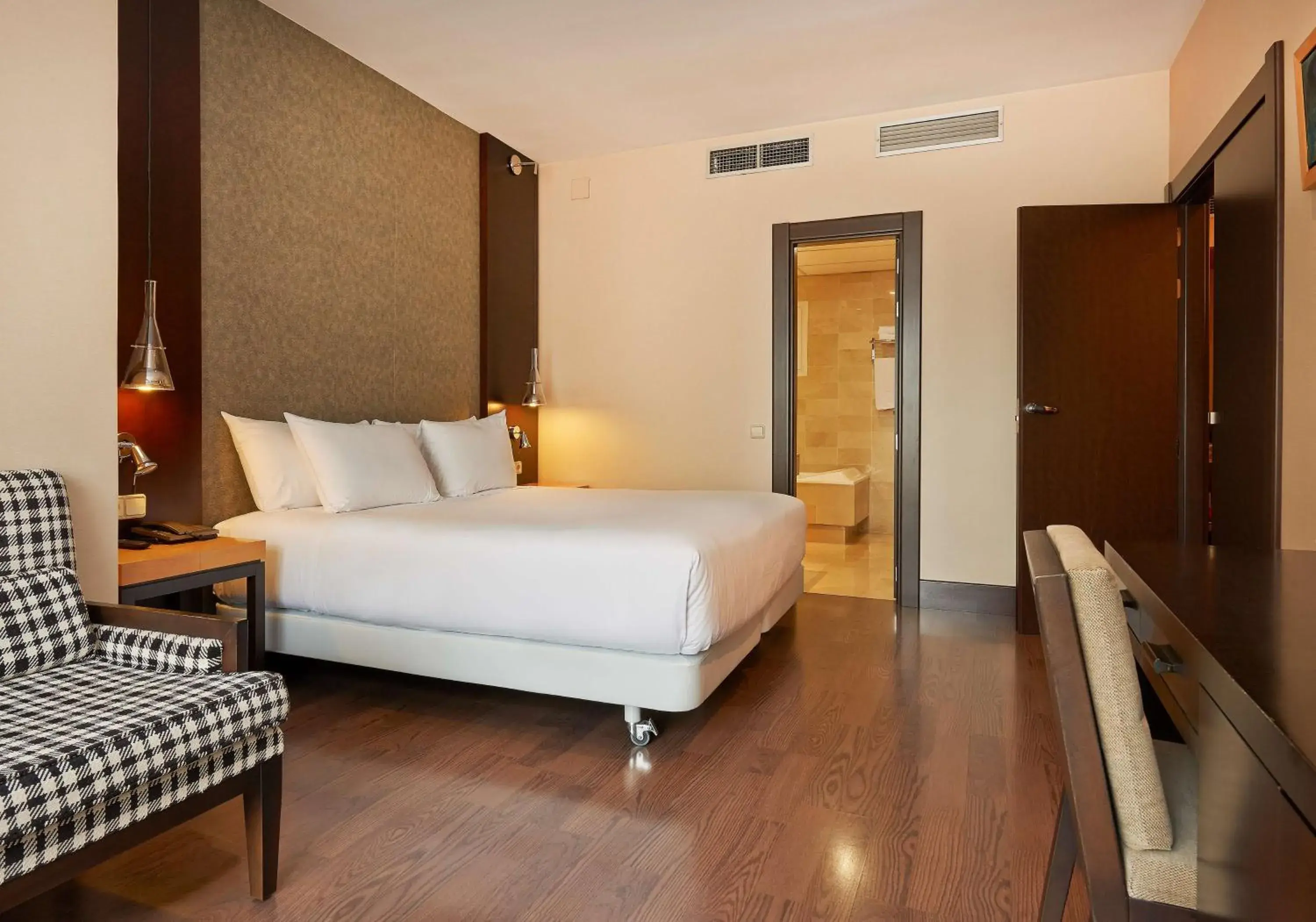 Photo of the whole room, Bed in NH Barcelona Eixample Photo of the whole room, Bed in NH Barcelona Eixample