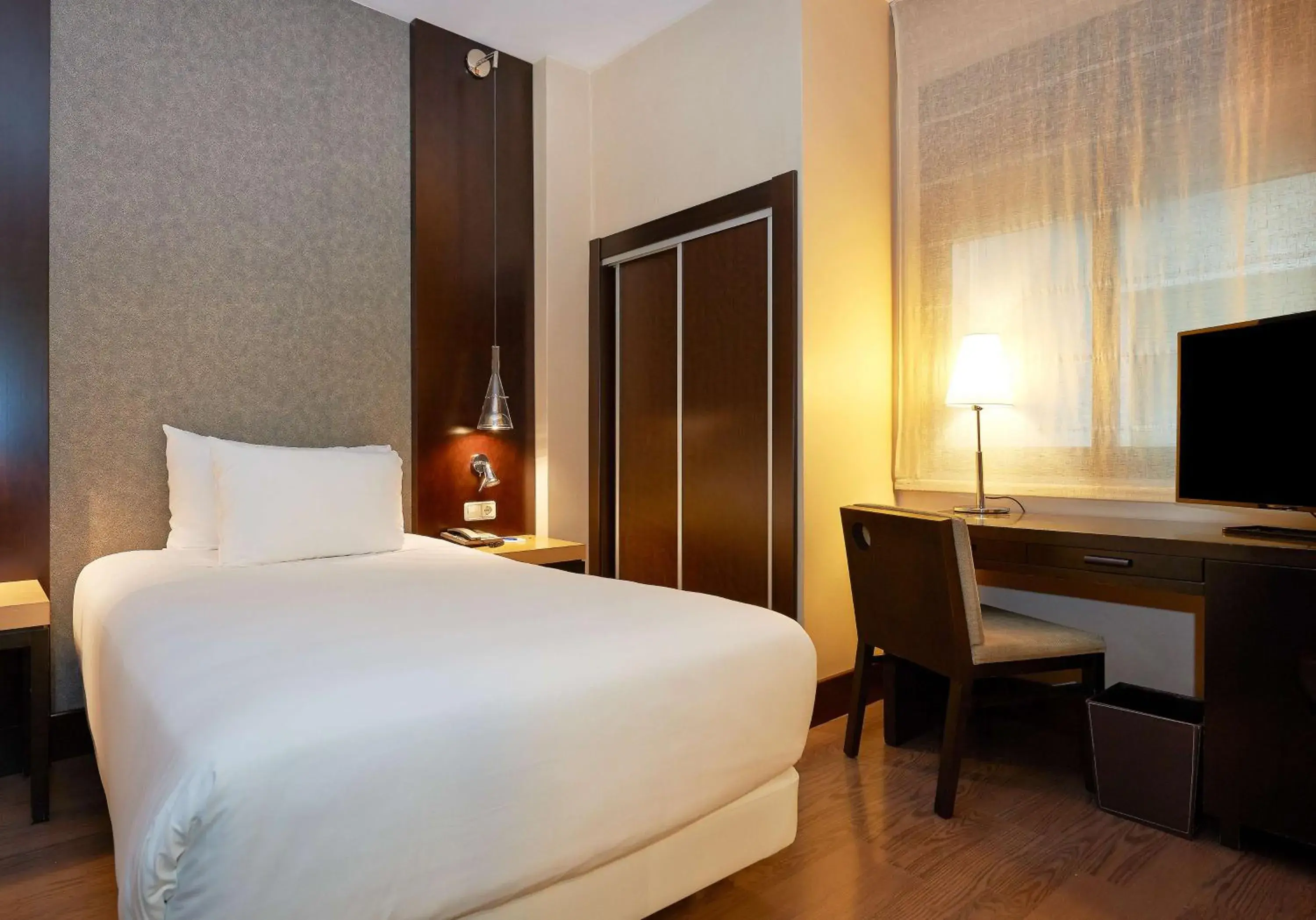 Photo of the whole room, Bed in NH Barcelona Eixample Photo of the whole room, Bed in NH Barcelona Eixample