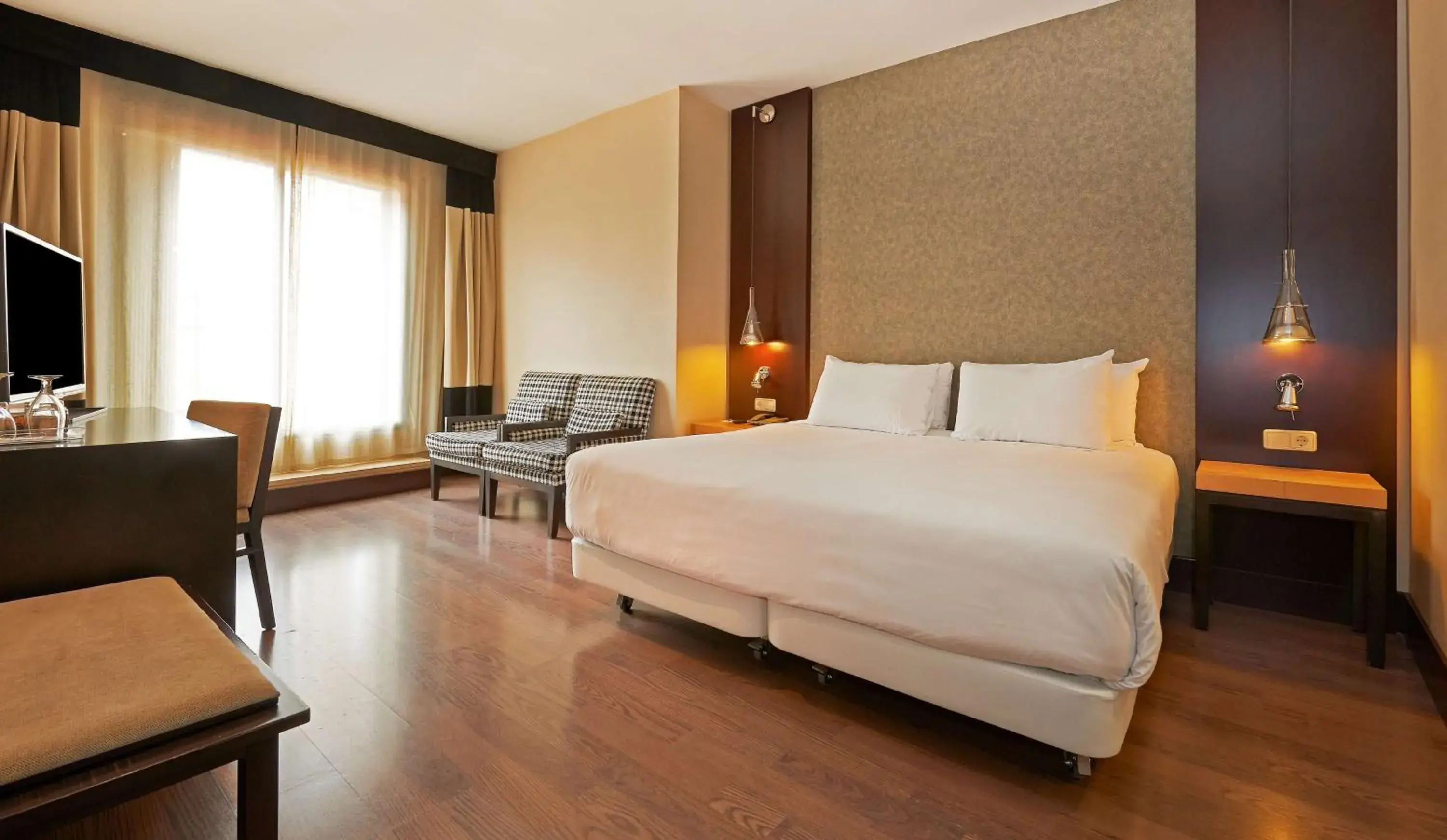 Photo of the whole room, Bed in NH Barcelona Eixample Photo of the whole room, Bed in NH Barcelona Eixample