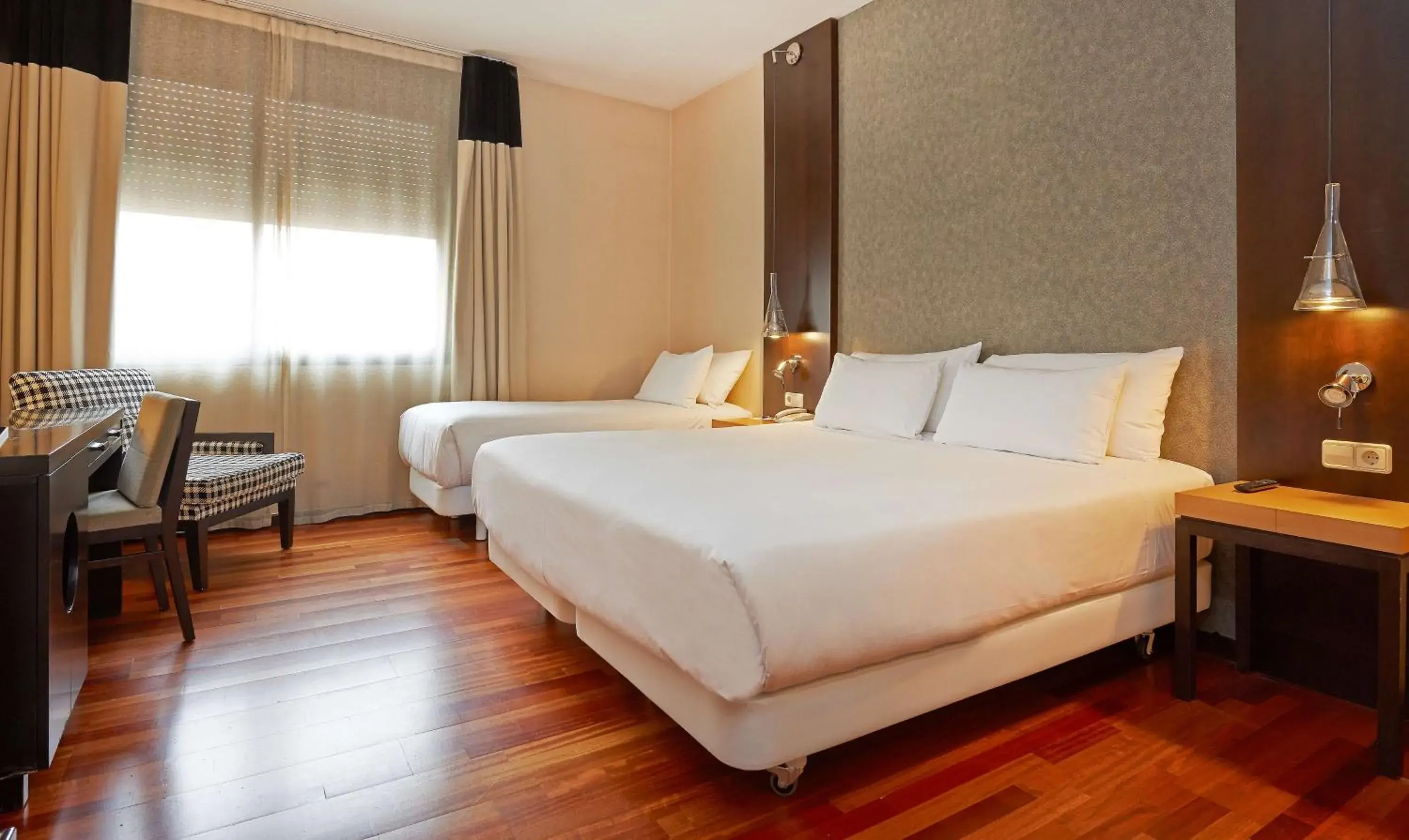 Photo of the whole room, Bed in NH Barcelona Eixample Photo of the whole room, Bed in NH Barcelona Eixample