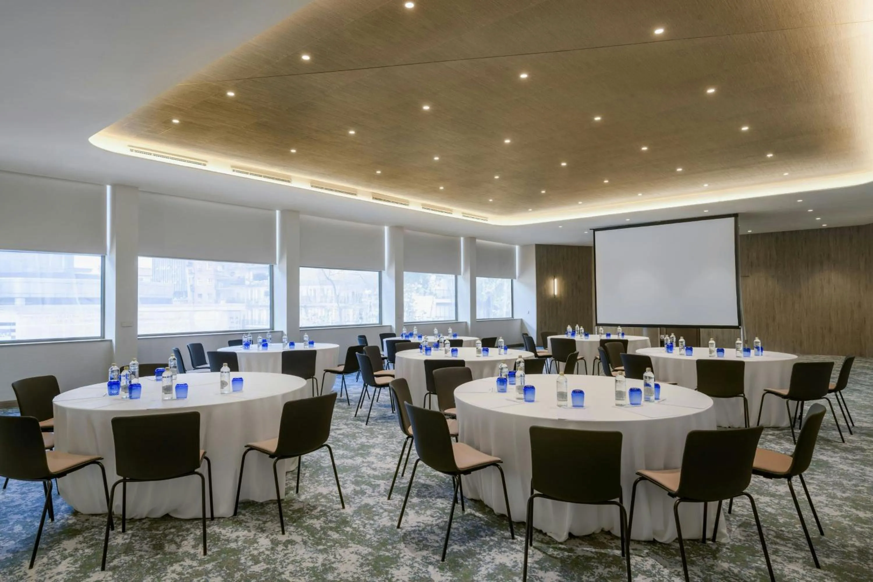 Lounge or bar in Madrid Marriott Hotel Princesa Plaza