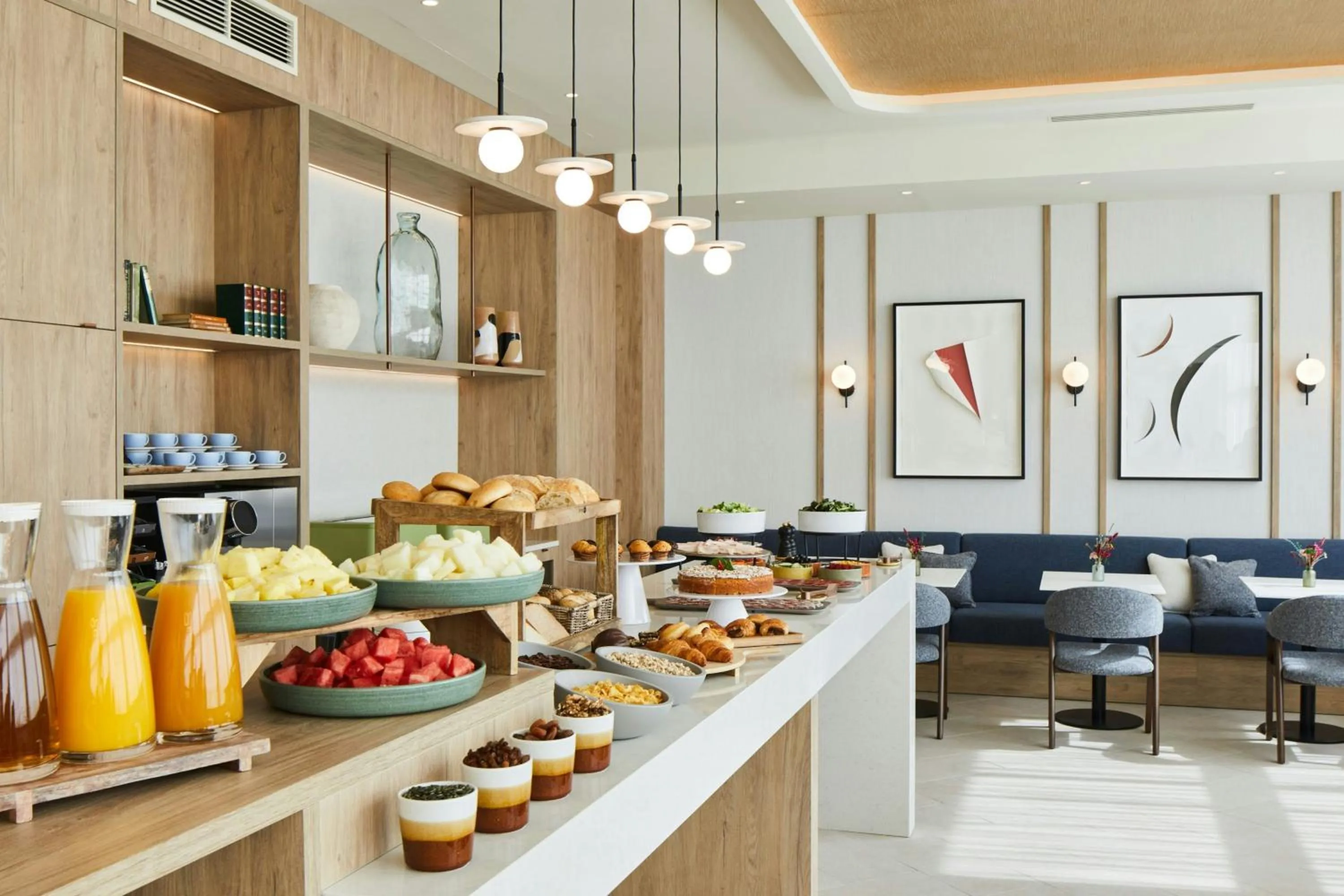 Lounge or bar in Madrid Marriott Hotel Princesa Plaza