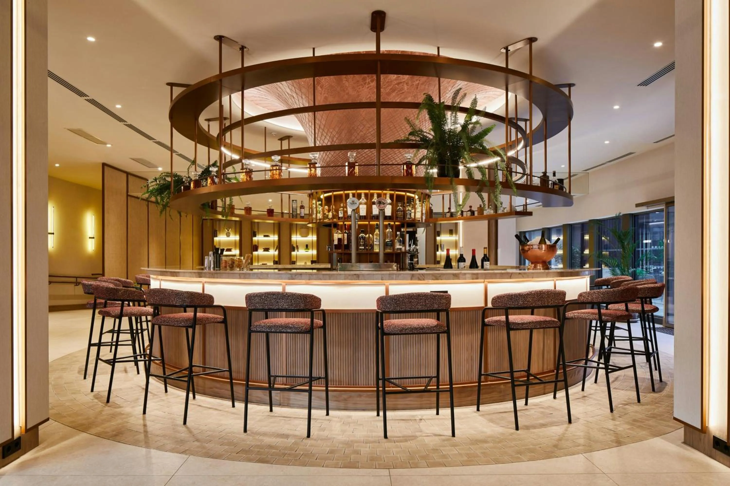 Lounge or bar in Madrid Marriott Hotel Princesa Plaza