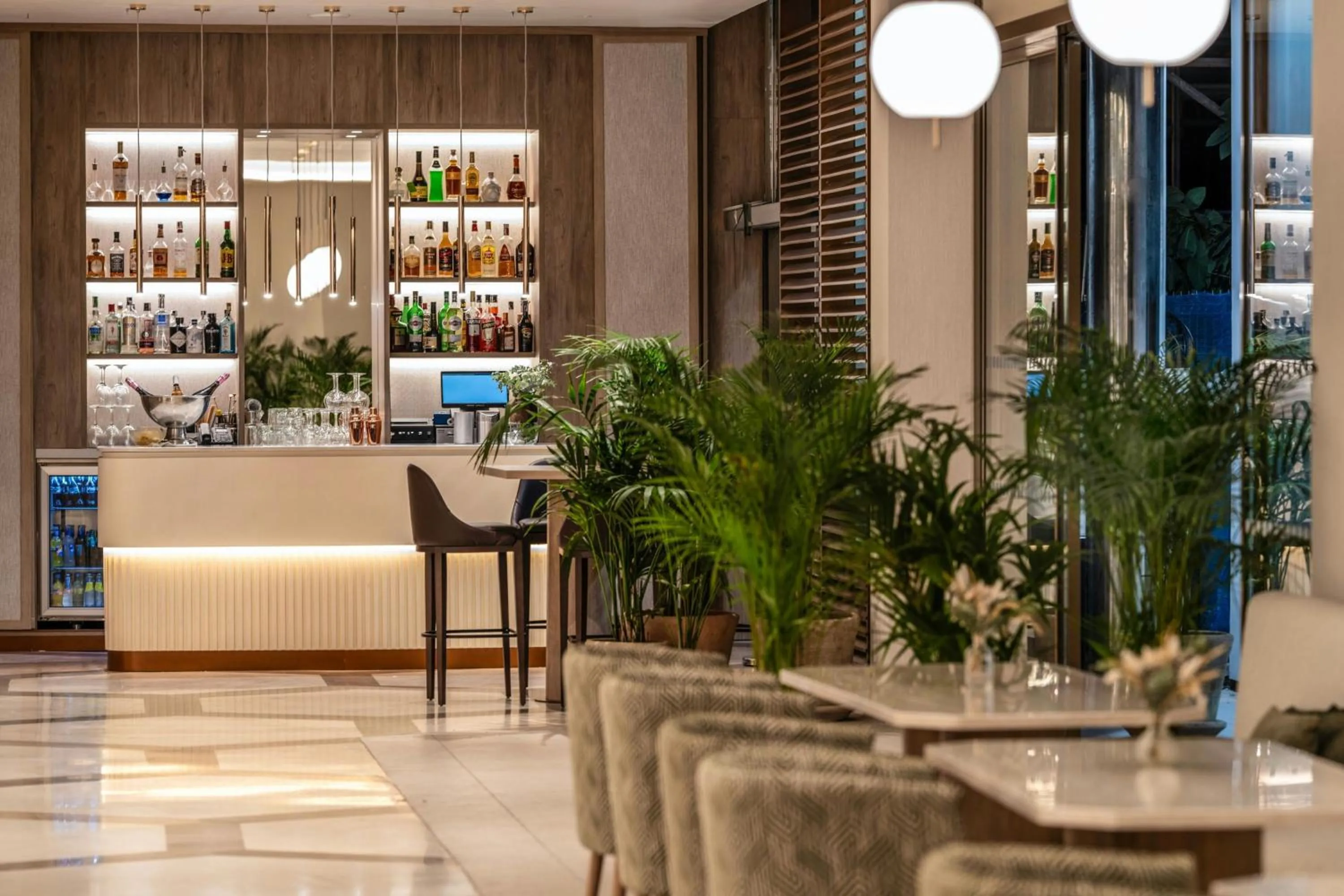 Lounge or bar in Madrid Marriott Hotel Princesa Plaza