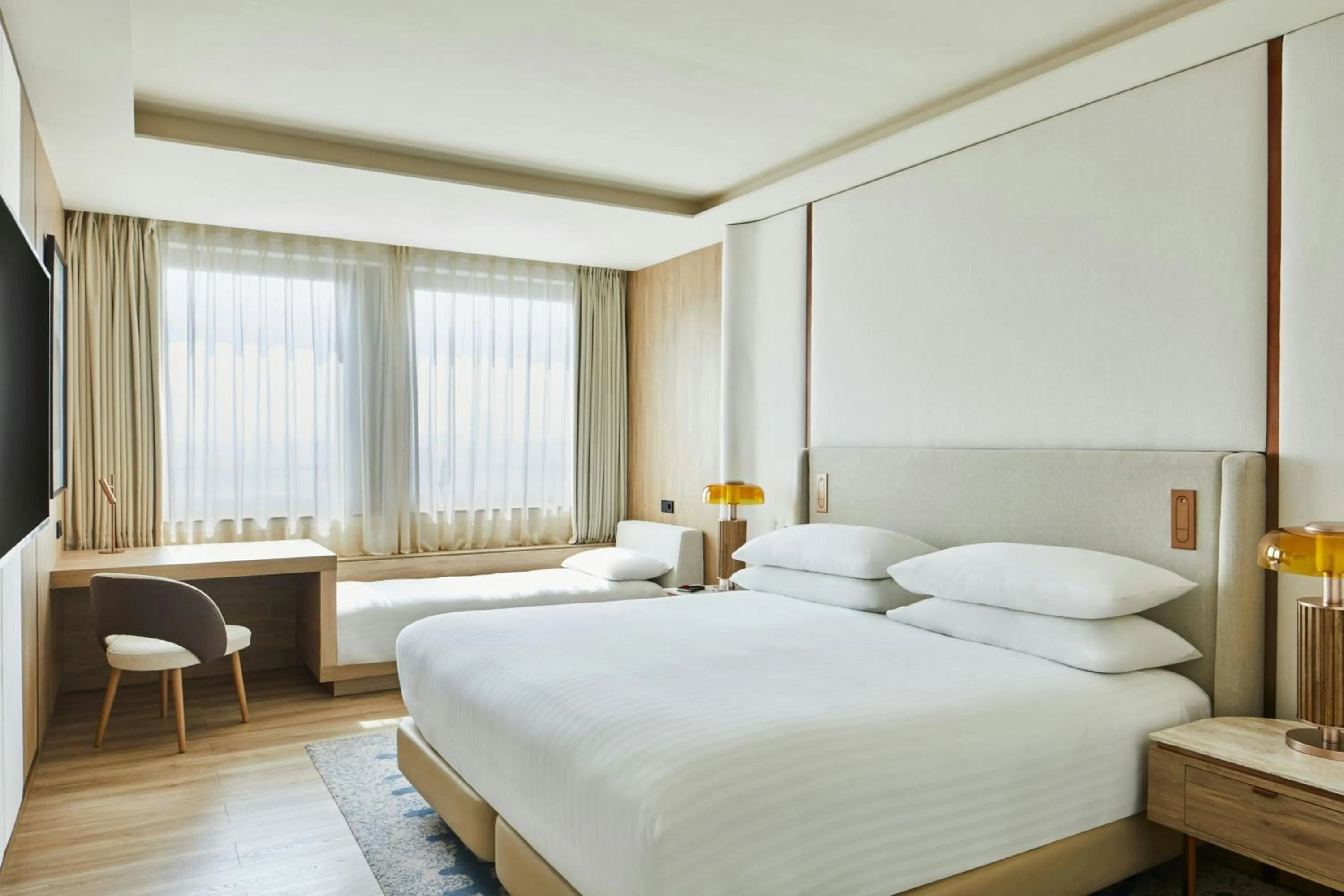 Photo of the whole room, Bed in Madrid Marriott Hotel Princesa Plaza