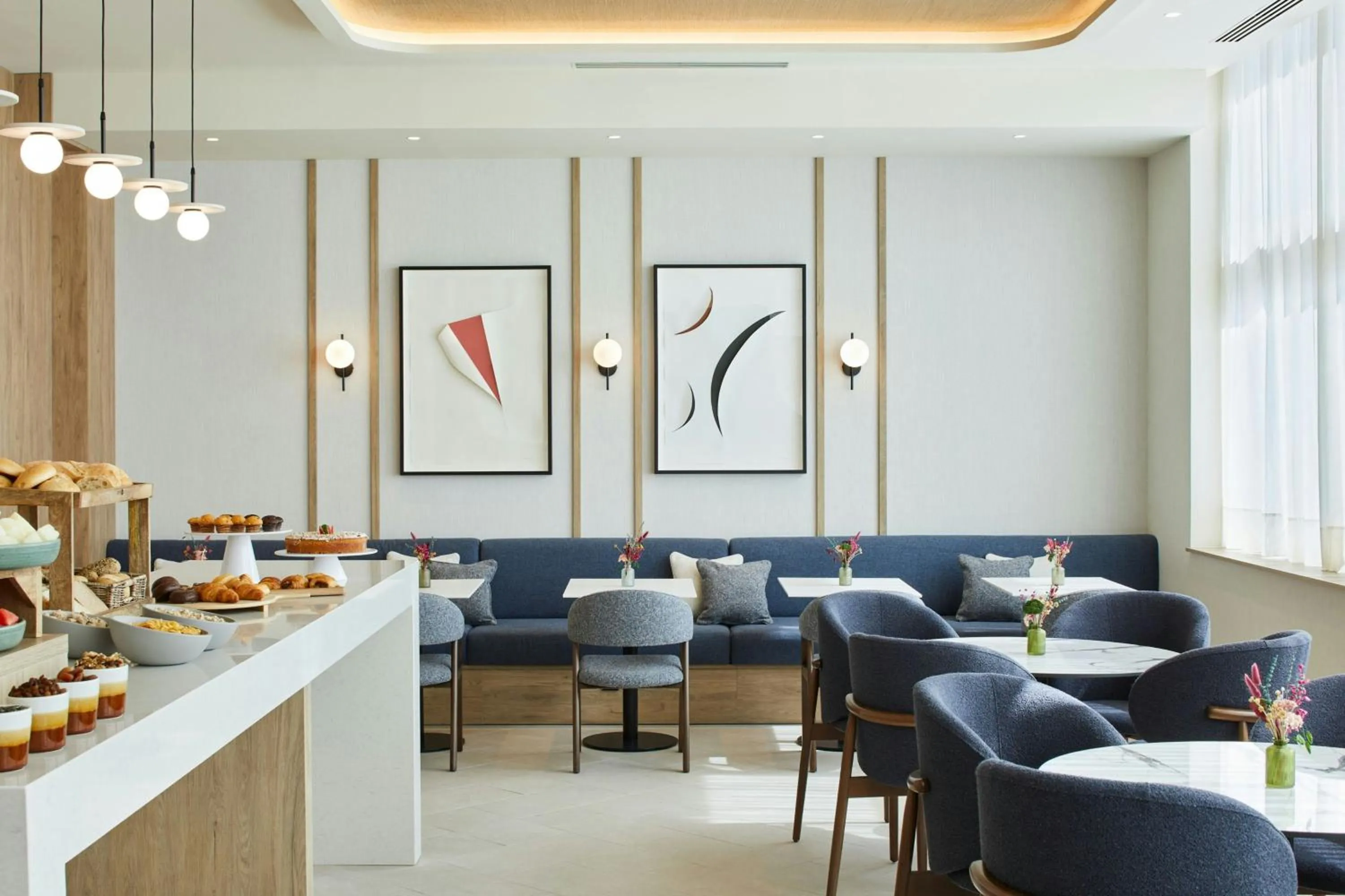 Lounge or bar in Madrid Marriott Hotel Princesa Plaza