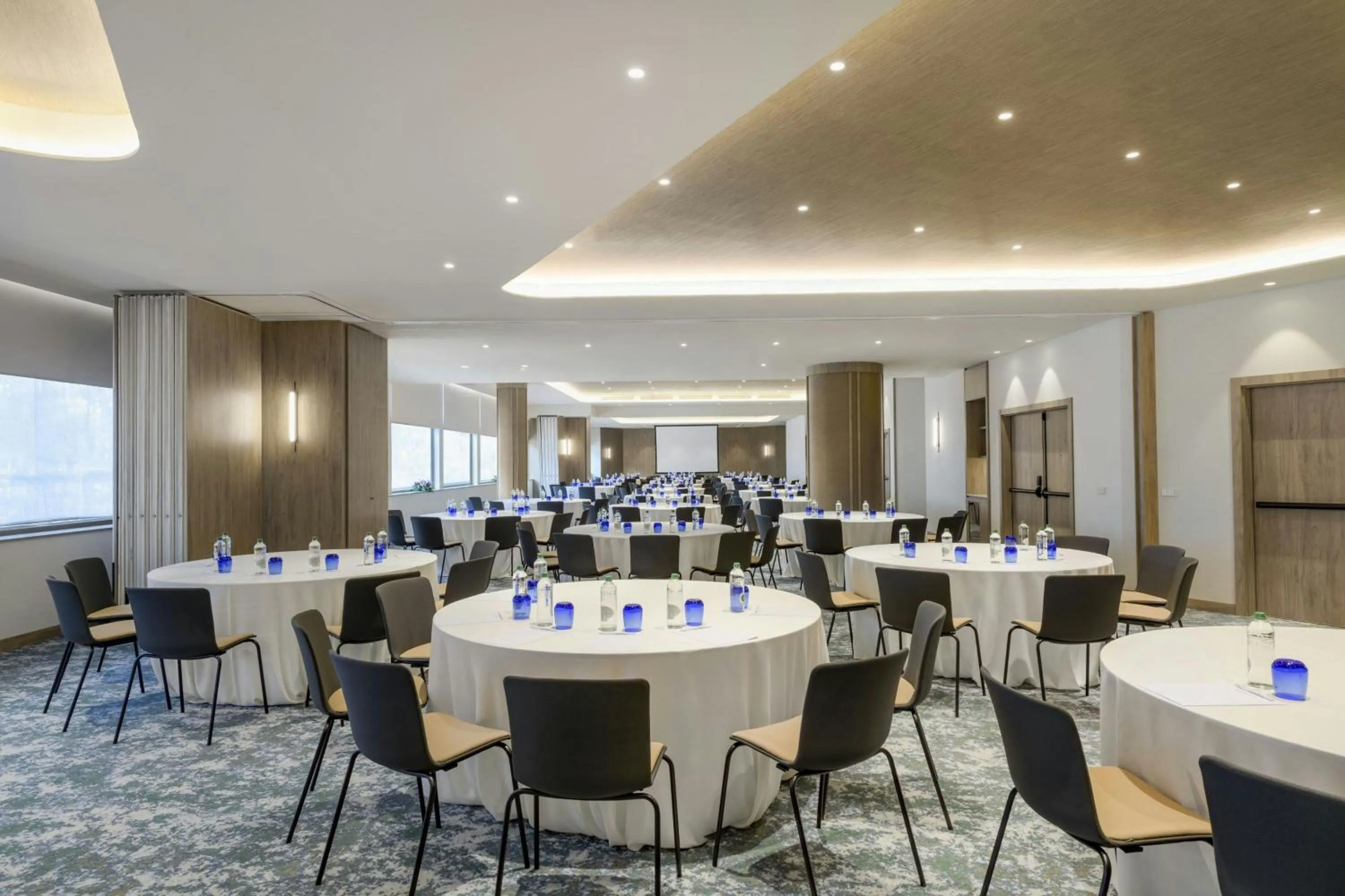 Lounge or bar in Madrid Marriott Hotel Princesa Plaza